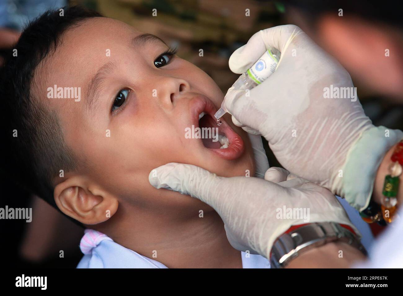 (190819) -- MANILLE, le 19 août 2019 -- Un garçon reçoit un vaccin antipoliomyélitique oral au cours d'une campagne antipoliomyélitique menée par le ministère philippin de la Santé à Manille, aux Philippines, le 19 août 2019.) PHILIPPINES-MANILLE-CAMPAGNE DE VACCINATION ANTI-POLIO ROUELLEXUMALI PUBLICATIONXNOTXINXCHN Banque D'Images