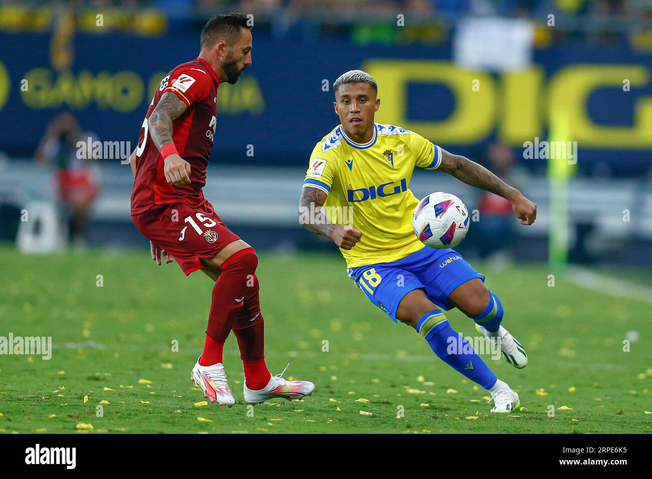 Darwin Machis de Cadiz et Jose Luis Morales de Villarreal lors du match de Liga entre Cadiz CF et Villarreal CF ont joué au Nuevo Mirandilla Stadium le 1 septembre à Cadix, en Espagne. (Photo Antonio Pozo / PRESSINPHOTO) Banque D'Images