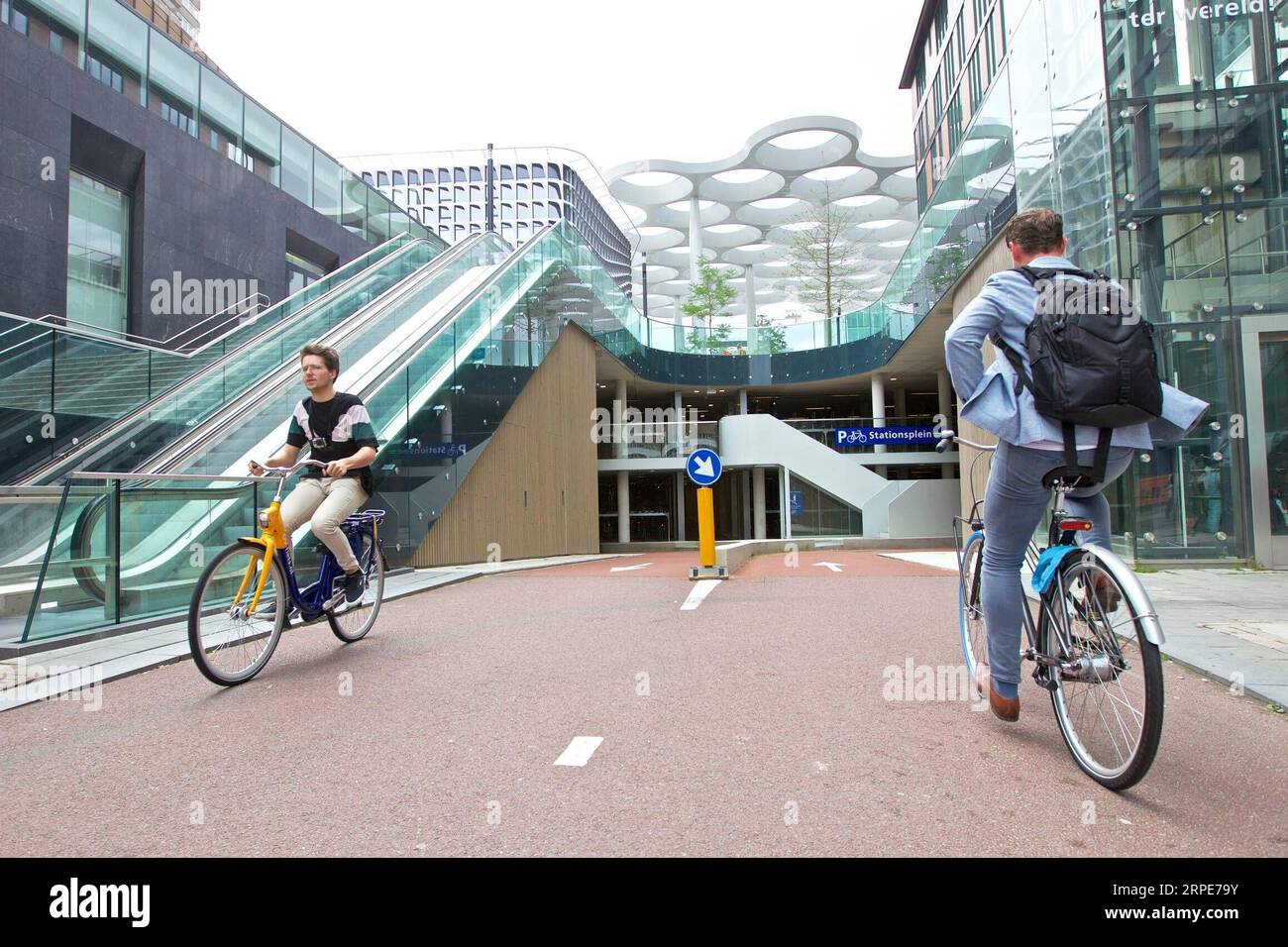 (190820) -- LA HAYE, 20 août 2019 -- les gens se déplacent dans un nouveau parking pour vélos à Utrecht, pays-Bas, 19 août 2019. Couvrant une superficie de 17 100 mètres carrés, le garage de trois étages dispose de 12 500 places de stationnement. (Photo de Sylvia Lederer/Xinhua) PAYS-BAS-UTRECHT-GARAGE POUR VÉLOS WangxYanan PUBLICATIONxNOTxINxCHN Banque D'Images