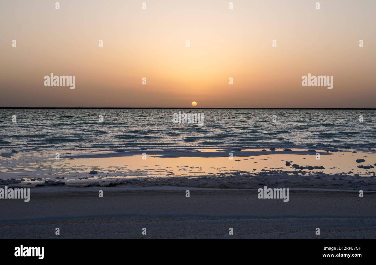 (190820) -- RUOQIANG, 20 août 2019 -- la photo prise le 14 août 2019 montre le lever du soleil à Lop Nur dans le comté de Ruoqiang, dans la région autonome ouygur du Xinjiang du nord-ouest de la Chine. Lop Nur, le deuxième plus grand lac d'eau salée en Chine, est une importante base de production de sulfate de potassium. CHINE-XINJIANG-RUOQIANG-SCENERY(CN) ZhaoxGe PUBLICATIONxNOTxINxCHN Banque D'Images