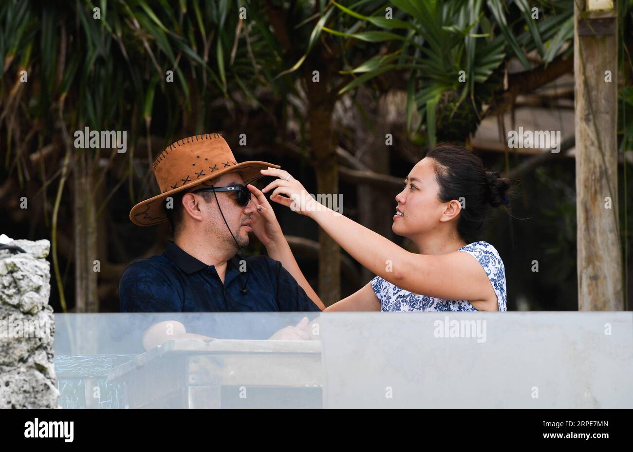 (190820) -- HAIKOU, 20 août 2019 -- Hébert Vasquez (L) du Salvador et son épouse Tong Taohui reposent à Boao Town dans la ville de Qionghai, province de Hainan dans le sud de la Chine, 11 août 2019. Hebert Vasquez, 42 ans, un boursier postdoctoral du Salvador, est tombé amoureux d'une chinoise Tong Taohui alors qu'il poursuivait son diplôme de docteur au Japon en 2011. Après avoir obtenu son diplôme en 2016, Hébert a pris la décision de venir en Chine. La Chine et le Salvador ont établi des relations diplomatiques le 21 août 2018. Depuis l'établissement des relations diplomatiques, mon père a eu tant d'attentes sur son esprit de vie futur Banque D'Images