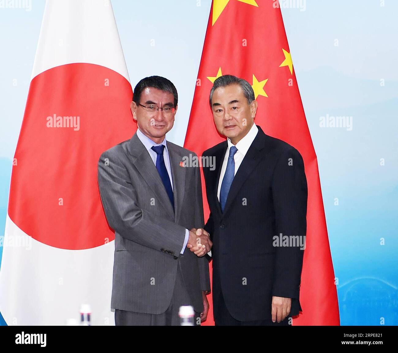 (190820) -- BEIJING, 20 août 2019 -- Wang Yi (à droite), conseiller d’État chinois et ministre des Affaires étrangères, rencontre le ministre japonais des Affaires étrangères, Taro Kono, qui est ici pour assister à la neuvième réunion des ministres des Affaires étrangères de la Chine, du Japon et de la République de Corée, à Beijing, capitale de la Chine, le 20 août 2019.) CHINA-BEIJING-WANG YI-JAPANESE FM-MEETING (CN) ZHANGXLING PUBLICATIONXNOTXINXCHN Banque D'Images