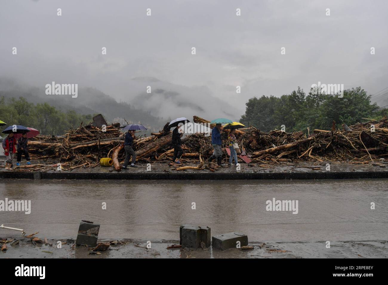 (190821) -- WENCHUAN, 21 août 2019 -- une photo prise le 21 août 2019 montre la scène après de fortes pluies diluviennes dans la ville de Shuimo du comté de Wenchuan, préfecture autonome d'Aba Tibetan et de Qiang, province du Sichuan dans le sud-ouest de la Chine. Huit personnes sont mortes et 26 sont restées portées disparues après de fortes pluies torrentielles mardi Aba Tibetan et Préfecture autonome de Qiang, province du Sichuan au sud-ouest de la Chine, ont déclaré mercredi les autorités locales. (SPOT NEWS)CHINE-SICHUAN-FORTE PLUIE-VICTIME(CN) ZHANGXCHAOQUN PUBLICATIONXNOTXINXCHN Banque D'Images