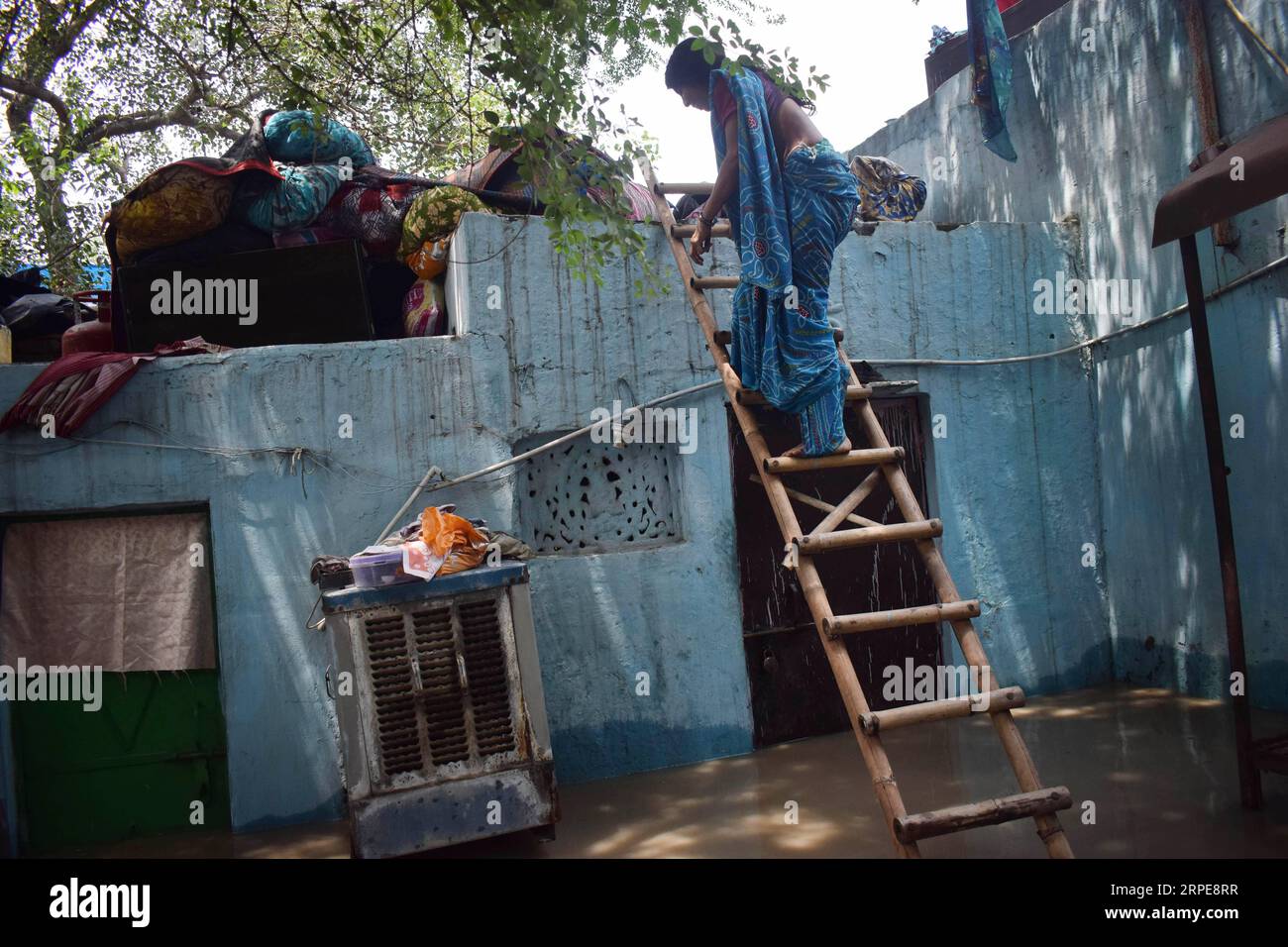 (190821) -- DELHI, 21 août 2019 -- une photo prise le 21 août 2019 montre la zone de bidonvilles touchée par les inondations dans le nord de Delhi de l Inde. Une alerte élevée a été sonné dans la capitale indienne alors même que la rivière passant à travers la ville - Yamuna a franchi la marque de danger, 205,3 mètres-Mark, lundi soir après que l'excès d'eau a été libéré des pluies-frappé état vallonné Uttarakhand. Mardi à 6:00 heures du matin, heure locale, le niveau d'eau de la rivière a été enregistré à près de 206 mètres, a déclaré un responsable du gouvernement de Delhi. (Photo de /Xinhua) INDE-DELHI-FORTE PLUIE-INONDATION ParthaxSarkar PUBLICATIONxNOTxINxCHN Banque D'Images