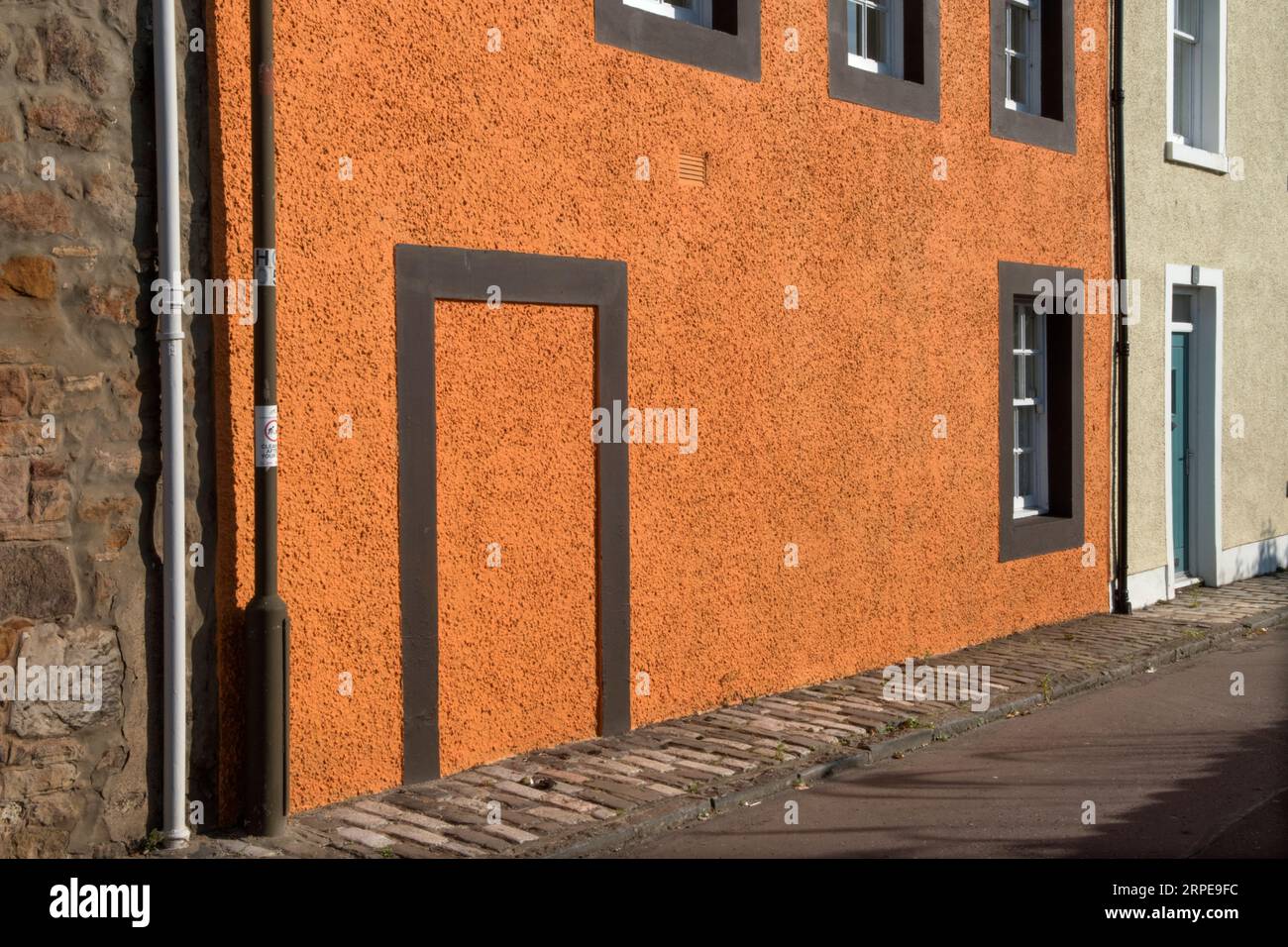 Pas d'entrée maison sans porte d'entrée. Bloqué dans la porte d'entrée menant à la rue. Bridge Street, Haddington, East Lothian, Écosse. ANNÉES 2023 2020 ROYAUME-UNI HOMER SYKES Banque D'Images