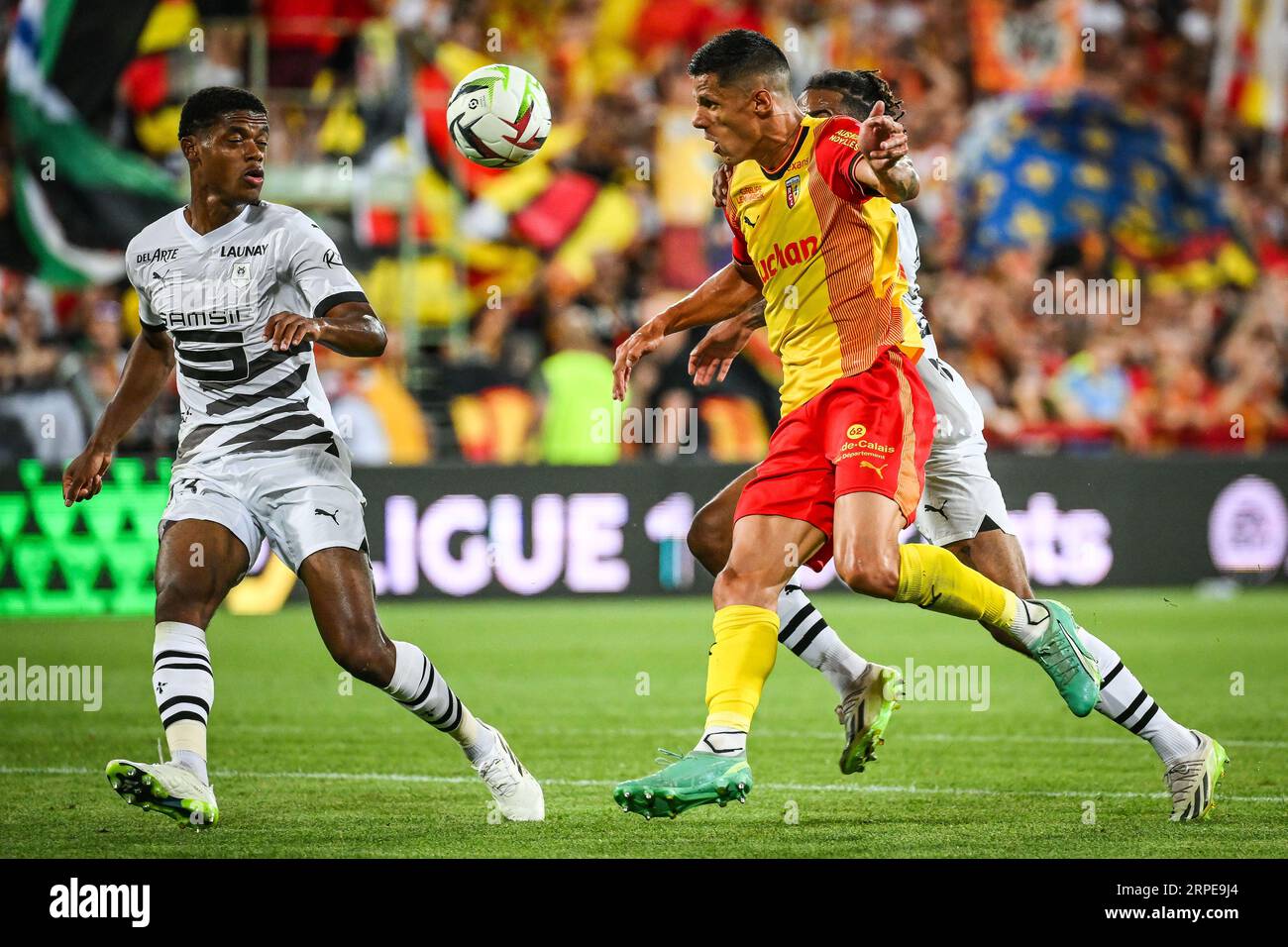 Lens, France. 20 août 2023. Réchauffés OMARI de Rennes et Florian SOTOCA de Lens lors du match de championnat de France de Ligue 1 entre le RC Lens et le Stade Rennais (Rennes) le 20 août 2023 au stade Bollaert-Delelis de Lens, France - photo Matthieu Mirville/DPPI crédit : DPPI Media/Alamy Live News Banque D'Images