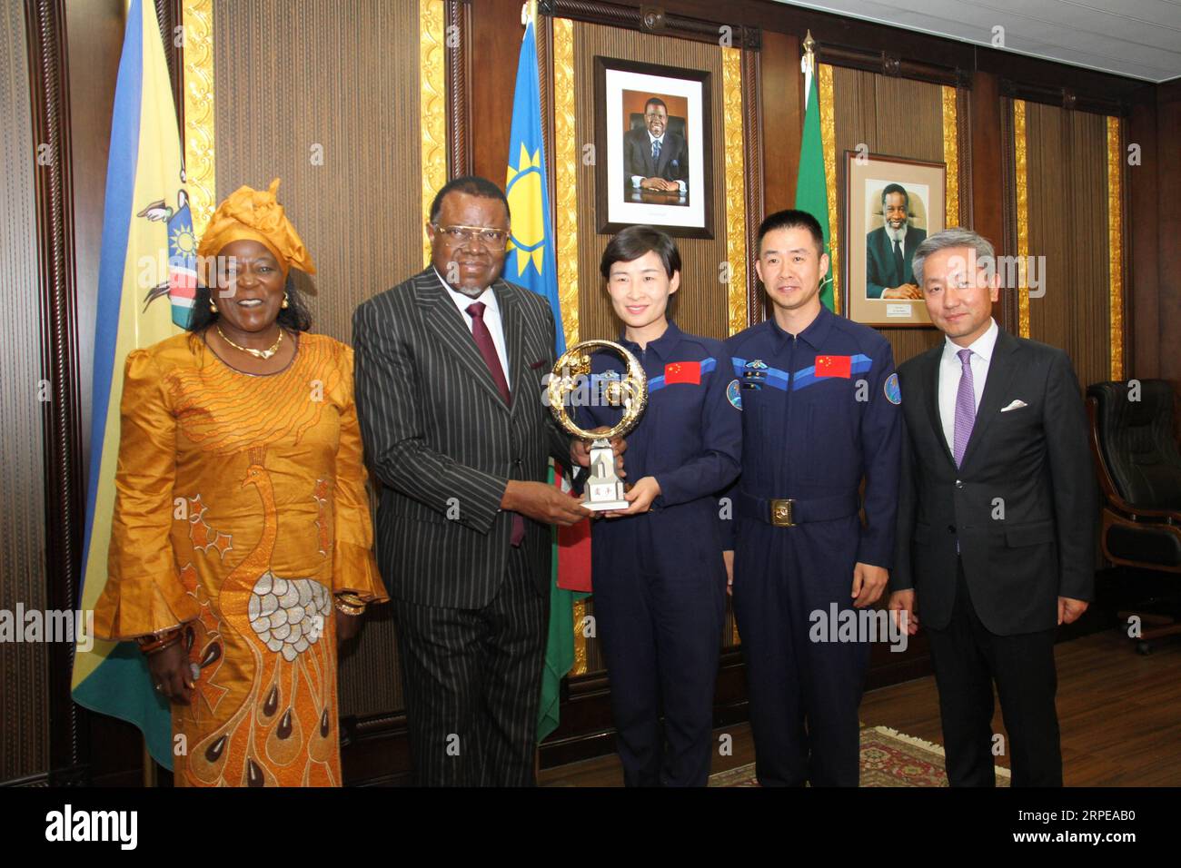 (190823) -- WINDHOEK, 23 août 2019 -- le président namibien Hage Geingob (2e L) rencontre Liu Yang (C), la première femme astronaute chinoise dans l espace, et sa collègue Chen Dong (2e R), à Windhoek, capitale de la Namibie, le 22 août 2019. (Photo de Musa Kaseke/Xinhua) NAMIBIE-WINDHOEK-ASTRONAUTES CHINOIS-ACTIVITÉ UNIVERSITAIRE WuxChangwei PUBLICATIONxNOTxINxCHN Banque D'Images