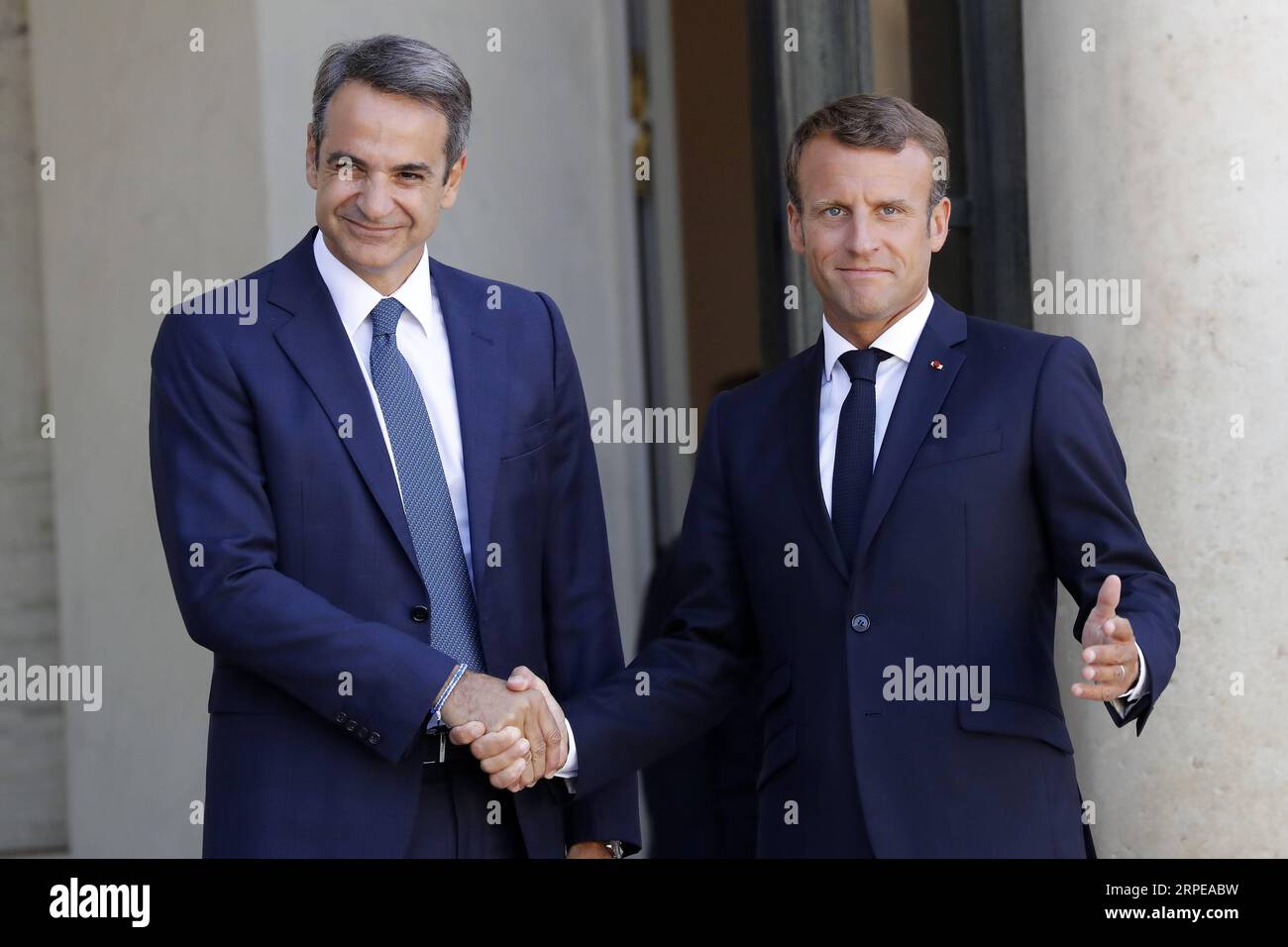 Actualités Bilder des Tages (190823) -- PARIS, le 23 août 2019 -- le président français Emmanuel Macron (à droite) accueille le Premier ministre grec Kyriakos Mitsotakis avant une réunion au Palais présidentiel de l'Elysée à Paris, France, le 22 août 2019. (Photo de Jack Chan/Xinhua) FRANCE-PARIS-GRÈCE PM-VISIT GaoxJing PUBLICATIONxNOTxINxCHN Banque D'Images