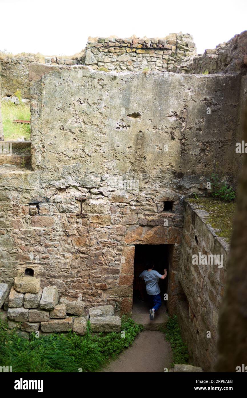 Enfant courant à travers le château de Gorey, Jersey, îles Anglo-Normandes Banque D'Images