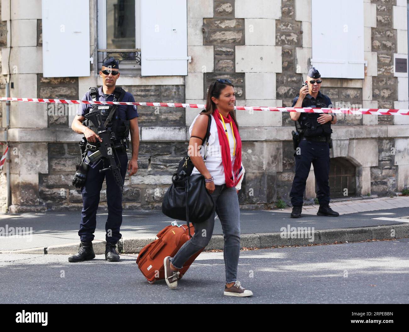 (190823) -- BIARRITZ (FRANCE), 23 août 2019 -- des policiers montent la garde à Biarritz, dans le sud-ouest de la France, le 23 août 2019. Biarritz, la station balnéaire du sud-ouest de la France, a été transformée en forteresse de sécurité qui attend les chefs d'État du Groupe des sept (G7) pour y commencer leur sommet samedi. FRANCE-BIARRITZ-G7-SÉCURITÉ GaoxJing PUBLICATIONxNOTxINxCHN Banque D'Images