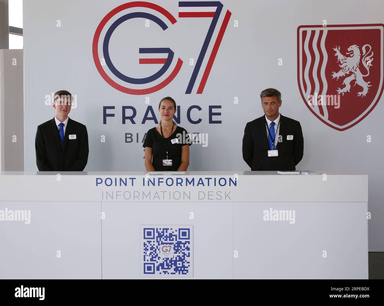 (190824) -- BIARRITZ, 24 août 2019 -- des membres du personnel travaillent au centre de presse du sommet du G7 à Biarritz, dans le sud-ouest de la France, le 23 août 2019. Le sommet des chefs d'État du G7 se tiendra du 24 au 26 août à Biarritz samedi. ) FRANCE-BIARRITZ-G7-SOMMET GaoxJing PUBLICATIONxNOTxINxCHN Banque D'Images