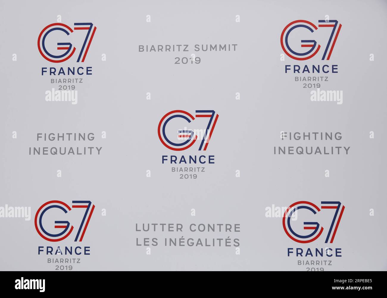 (190824) -- BIARRITZ, 24 août 2019 -- le logo du G7 est vu devant le centre de presse de Biarritz, dans le sud-ouest de la France, le 23 août 2019. Le sommet des chefs d'État du G7 se tiendra du 24 au 26 août à Biarritz samedi. ) FRANCE-BIARRITZ-G7-SOMMET GaoxJing PUBLICATIONxNOTxINxCHN Banque D'Images