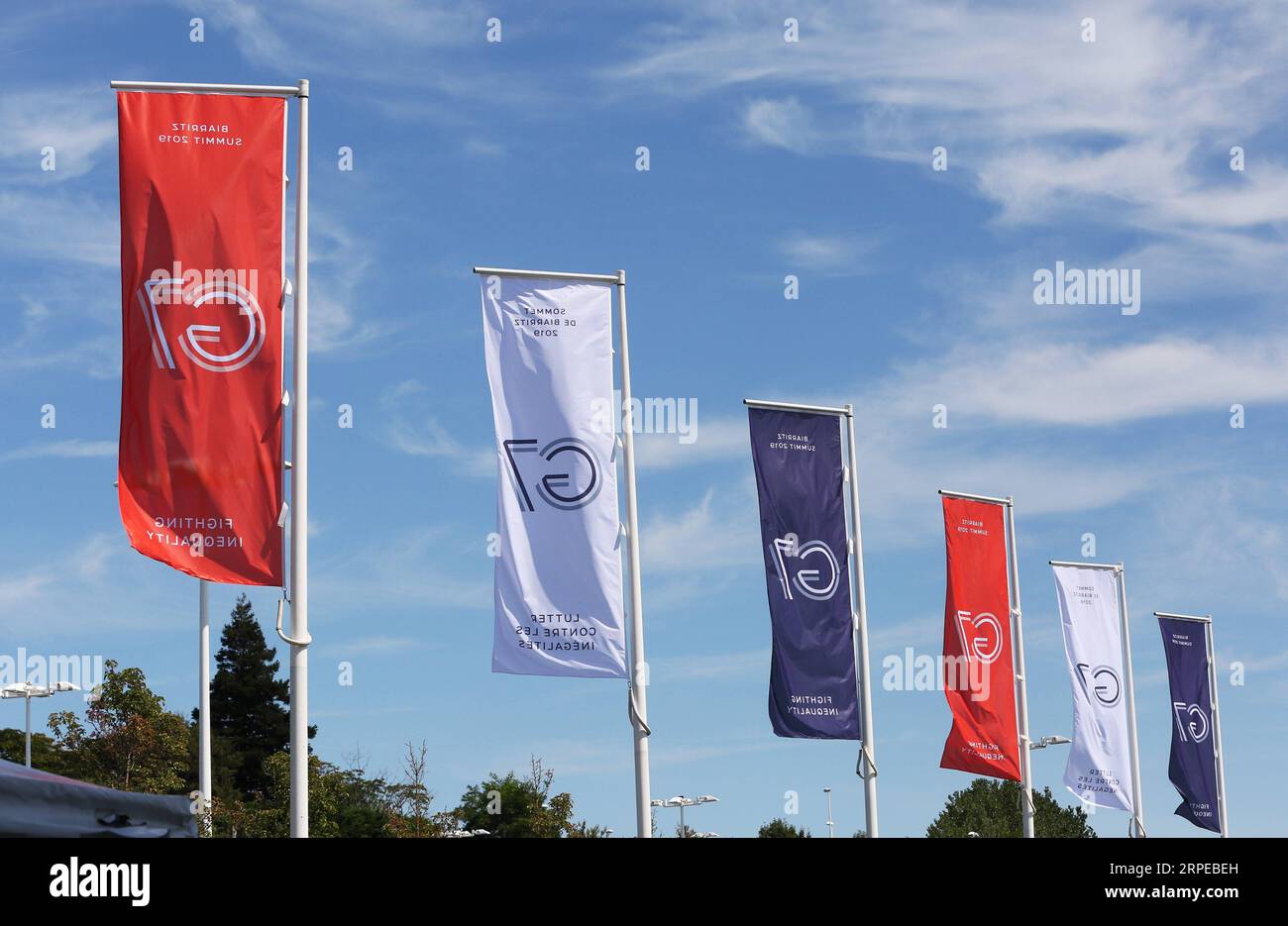 (190824) -- BIARRITZ, 24 août 2019 -- des drapeaux portant le logo G7 sont vus à l'extérieur du centre de presse de Biarritz, dans le sud-ouest de la France, le 23 août 2019. Le sommet des chefs d'État du G7 se tiendra du 24 au 26 août à Biarritz samedi. ) FRANCE-BIARRITZ-G7-SOMMET GaoxJing PUBLICATIONxNOTxINxCHN Banque D'Images