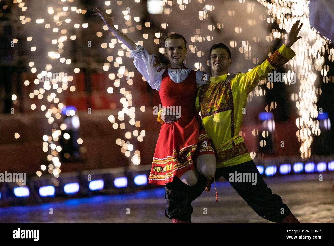 (190824) -- MOSCOU, 24 août 2019 -- des danseurs se produisent lors de la journée d'ouverture du Festival international de musique militaire de la Tour Spasskaya à Moscou, Russie, le 23 août 2019. Le festival annuel de musique militaire a ouvert ses portes vendredi sur la place Rouge à Moscou et se déroulera jusqu'au 1 septembre. RUSSIE-MOSCOU-FESTIVAL DE MUSIQUE MILITAIRE-OUVERTURE BAIXXUEQI PUBLICATIONXNOTXINXCHN Banque D'Images