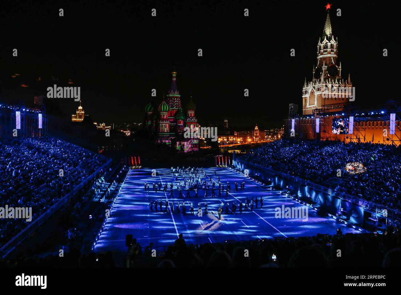 (190824) -- MOSCOU, le 24 août 2019 -- des membres du groupe du Collège de musique militaire de Moscou de Russie se produisent lors de la journée d'ouverture du Festival international de musique militaire de la Tour Spasskaya à Moscou, Russie, le 23 août 2019. Le festival annuel de musique militaire a ouvert ses portes vendredi sur la place Rouge à Moscou et se déroulera jusqu’au 1 septembre. Evgeny Sinitsyn) RUSSIE-MOSCOU-FESTIVAL DE MUSIQUE MILITAIRE-OUVERTURE BaixXueqi PUBLICATIONxNOTxINxCHN Banque D'Images