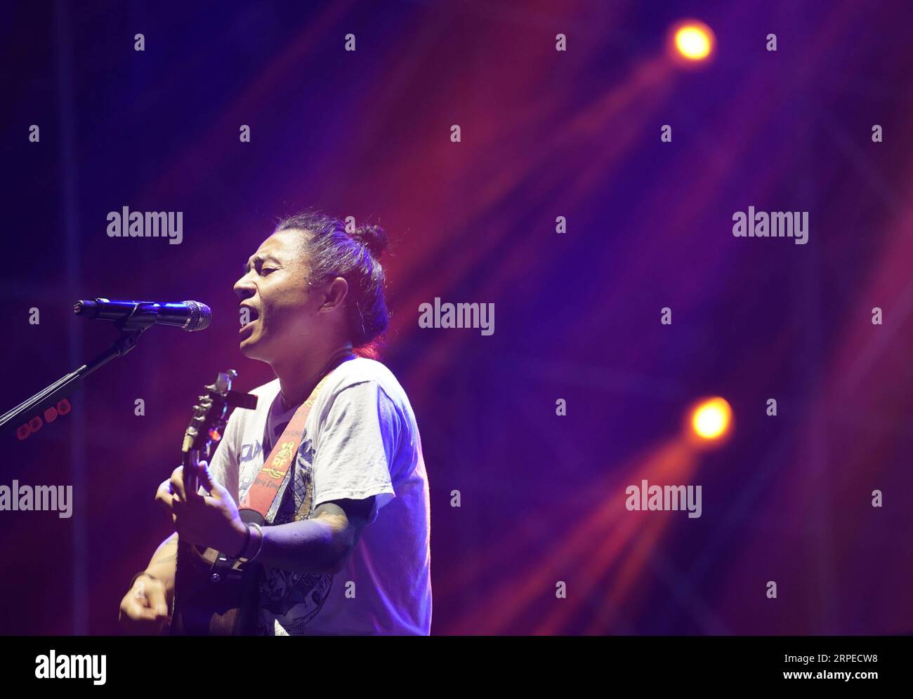 (190825) -- QINGDAO, 25 août 2019 -- un artiste se produit lors de la midi Rock Night 2019 à Qingdao, dans la province du Shandong de l est de la Chine, le 24 août 2019. Le 5e Festival de musique de Tiantaishan, qui a ouvert ses portes en juillet. 13, 2019, fermé ici samedi. ) CHINA-QINGDAO-MUSIC FESTIVAL (CN) JinxLiangkuai PUBLICATIONxNOTxINxCHN Banque D'Images