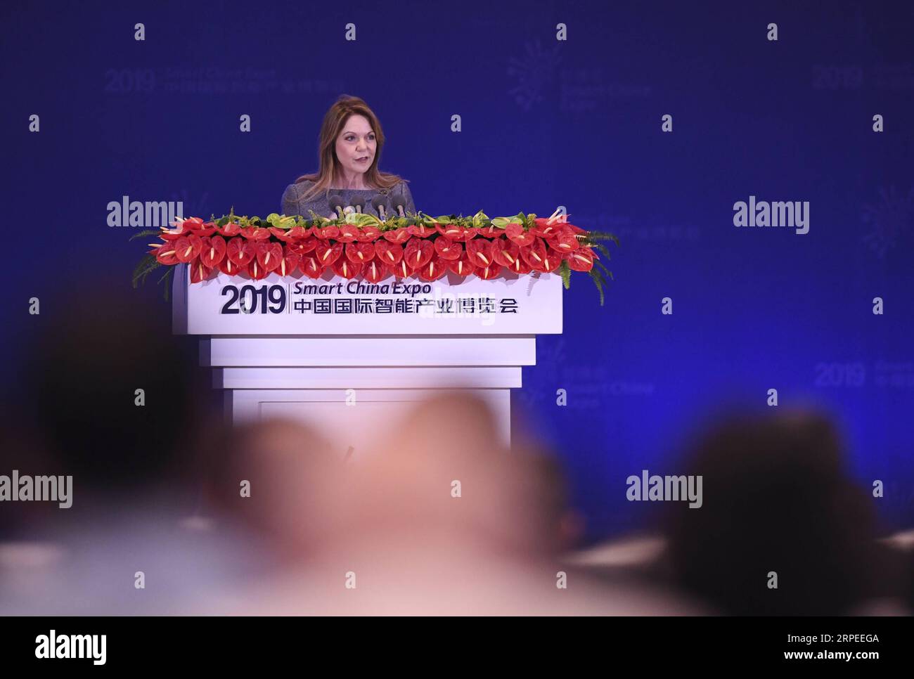 (190826) -- CHONGQING, 26 août 2019 -- Bernadette Wightman, directrice générale des services bancaires et financiers verticaux chez British Telecom (BT), prononce un discours d'ouverture au Big Data and Smart Technology Summit de la Smart China Expo 2019 dans la municipalité de Chongqing du sud-ouest de la Chine, le 26 août 2019.) (FINANCIALVIEW) CHINA-CHONGQING-SMART CHINA EXPO-BIG DATA-SUMMIT-GUESTS (CN) WANGXQUANCHAO PUBLICATIONXNOTXINXCHN Banque D'Images