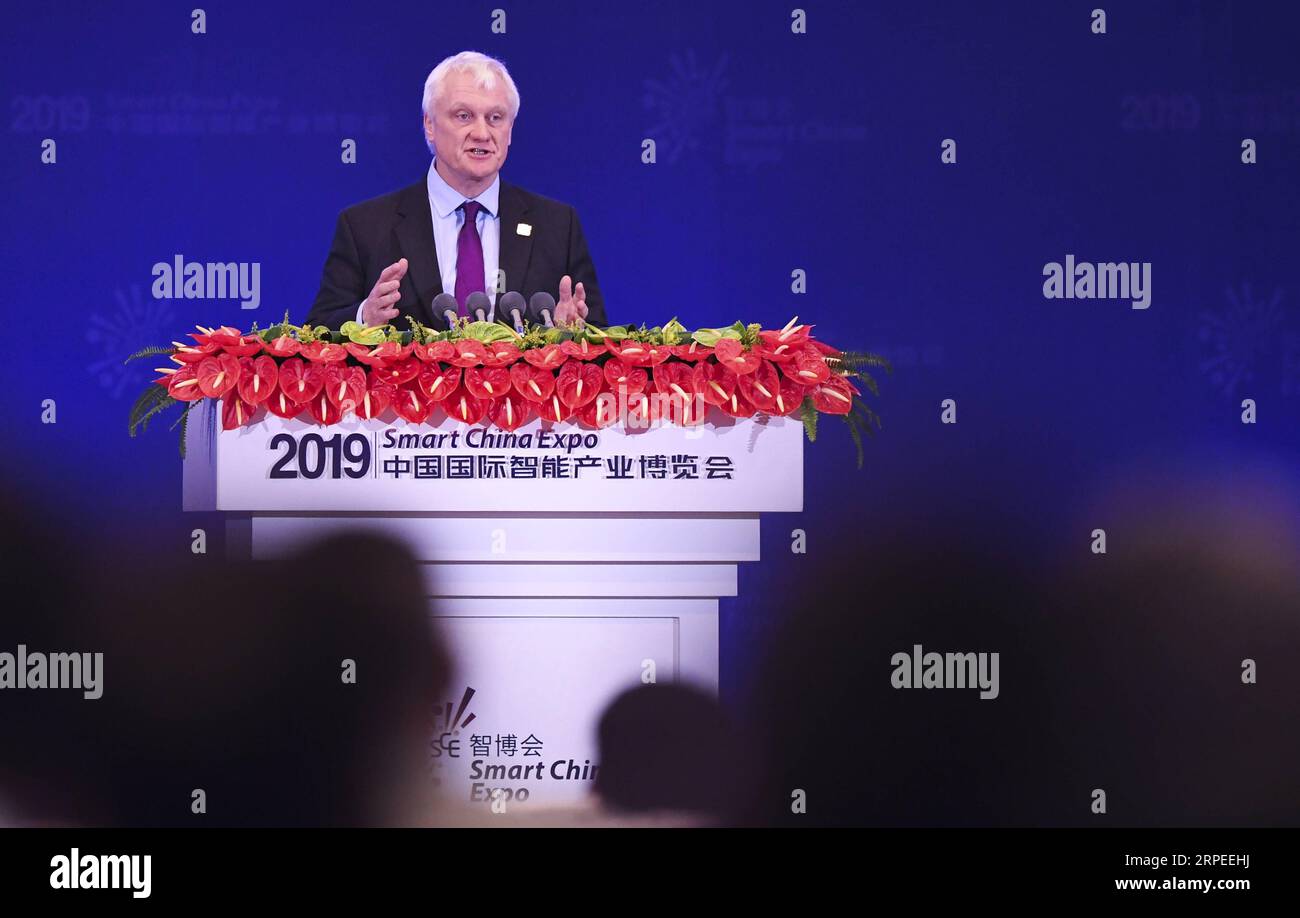 (190826) -- CHONGQING, le 26 août 2019 -- le ministre britannique de l'investissement, Graham Stuart, prononce un discours liminaire lors du Sommet sur les mégadonnées et les technologies intelligentes de la Smart China Expo 2019 dans la municipalité de Chongqing, dans le sud-ouest de la Chine, le 26 août 2019.) (FINANCIALVIEW) CHINA-CHONGQING-SMART CHINA EXPO-BIG DATA-SUMMIT-GUESTS (CN) WANGXQUANCHAO PUBLICATIONXNOTXINXCHN Banque D'Images