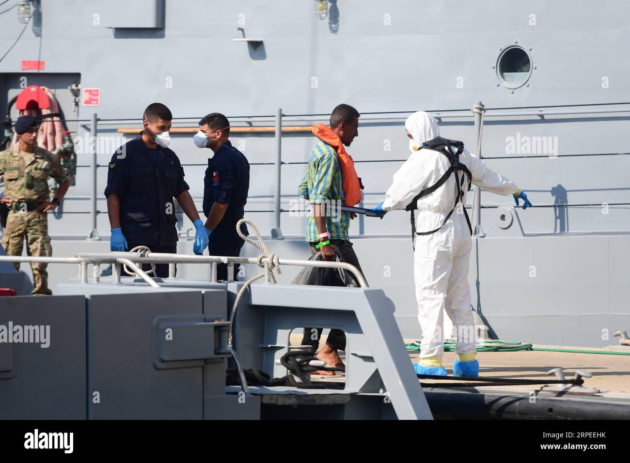 (190826) -- FLORIANA (MALTE), 26 août 2019 -- Un migrant secouru (2nd R) débarque à la base navale de Haywharf à Floriana, Malte, le 26 août 2019. Les Forces armées de Malte ont fait venir 73 migrants qui ont été secourus au large d’un canot en caoutchouc dans la région maltaise de recherche et de sauvetage lundi après-midi. (Photo de /Xinhua) MALTA-FLORIANA-MIGRANTS-DÉBARQUEMENT JonathanxBorg PUBLICATIONxNOTxINxCHN Banque D'Images