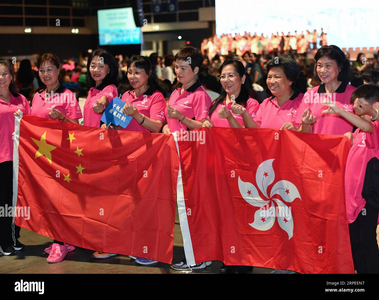 (190827) -- BEIJING, 27 août 2019 -- les participantes posent pour des photos de groupe lors du rassemblement de toutes les femmes de Hong Kong dans le sud de la Chine, Hong Kong, le 25 août 2019.) PHOTOS XINHUA DU JOUR LiuxDawei PUBLICATIONxNOTxINxCHN Banque D'Images