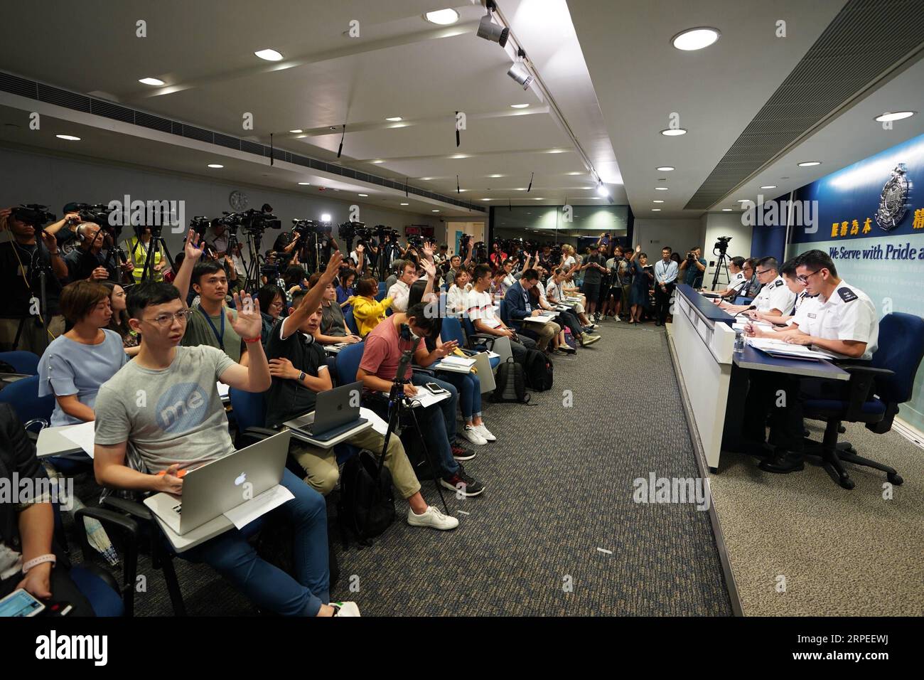 (190827) -- HONG KONG, le 27 août 2019 -- la police de Hong Kong tient un point de presse à Hong Kong, le 26 août 2019, dans le sud de la Chine. La police de Hong Kong a déclaré lundi que 21 policiers avaient été blessés au cours des violents incidents du week-end alors que des manifestants radicaux intensifiaient la violence, vandalisaient des magasins au hasard et agressaient des policiers avec des armes mortelles. Au cours des violents incidents de dimanche, 45 hommes et neuf femmes, âgés de 12 à 51 ans, ont été arrêtés pour des infractions telles que rassemblement illégal, possession d'armes offensives et agression de policiers. Le nombre de manifestants arrêtés s'élevait à 86 Banque D'Images