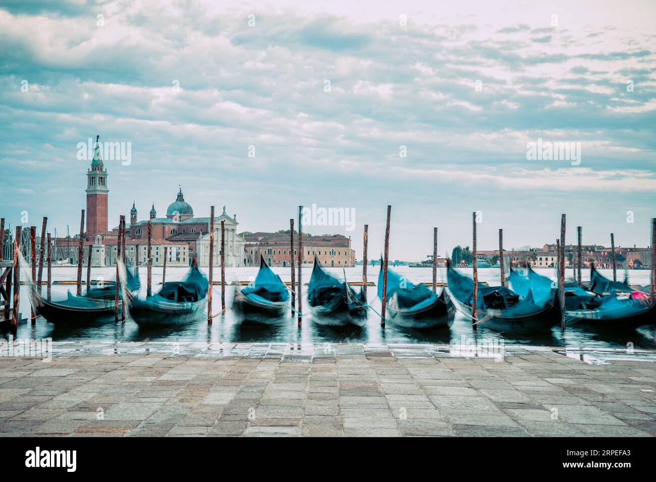 Photo avec gondoles amarrées sur le Grand Canal près de la place Saint Marc, à Venise en Italie avec l'église San Giorgio Maggiore en arrière-plan. Banque D'Images