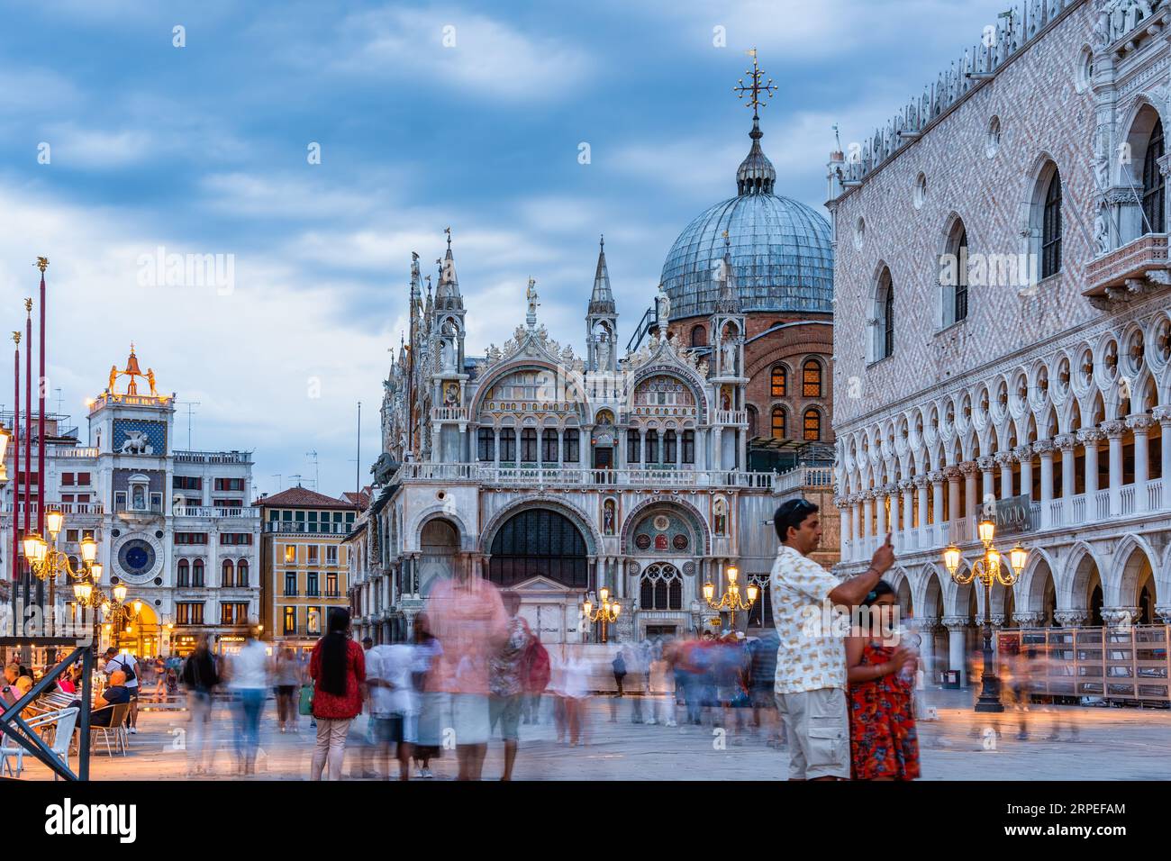 Venise, Italie - Mai 30 2023 : vue depuis St. La place du Marc avec la basilique Saint-Marc, la principale attraction touristique de Venise Banque D'Images