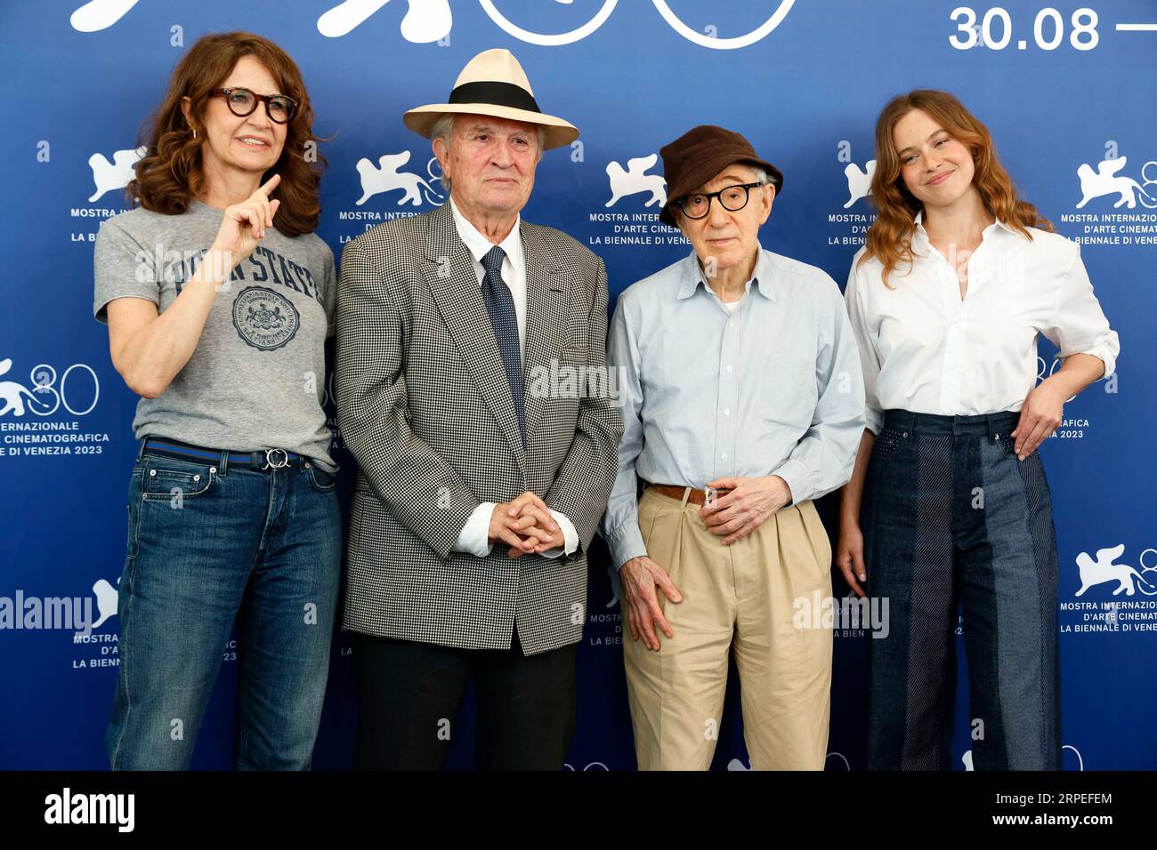 Valérie Lemercier, Vittorio Storaro, Woody Allen et Lou de Laage assistent au photocall de coup de chance lors du 80e Festival International du film de Venise au Palazzo del Casino sur le Lido à Venise, Italie, le 04 septembre 2023. Banque D'Images