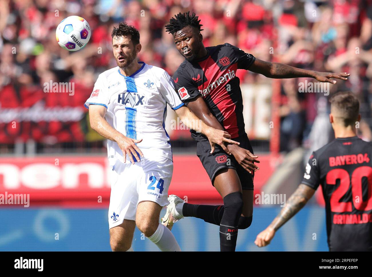 Leverkusen, Deutschland. 02 septembre 2023. Firo : 02.09.2023 1.Bundesliga première division saison 2023/24 Bayer 04 Leverkusen -Darmstadt 98 duels de gauche à droite : Luca Pfeiffer contre Edmond Tapsoba, crédit : dpa/Alamy Live News Banque D'Images