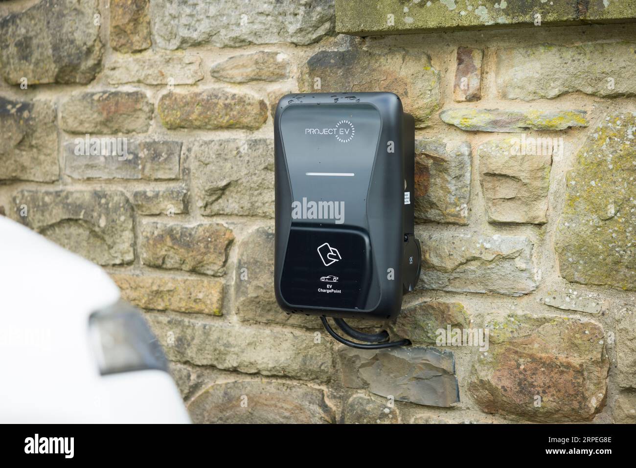 DISTRICT DE PEAK, ROYAUME-UNI - 01 MARS 2023. Maison (domestique) point de recharge de voiture électrique sur une allée, Royaume-Uni Banque D'Images