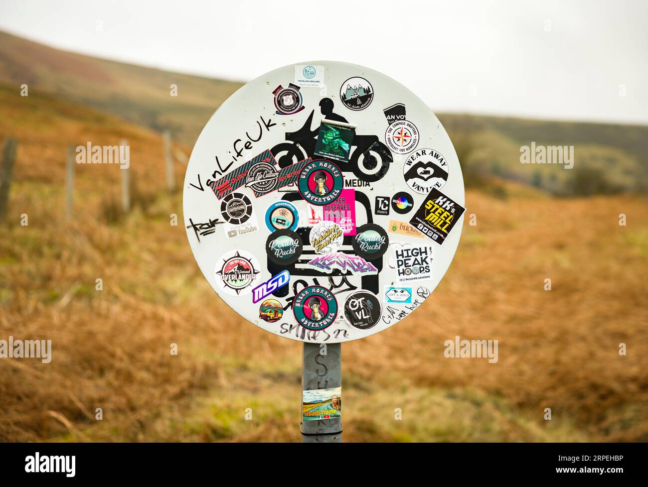 PEAK DISTRICT, ROYAUME-UNI - 28 FÉVRIER 2023. Le blogueur de médias sociaux a des autocollants influenceurs sur un panneau pas de véhicules à moteur dans le Derbyshire, au Royaume-Uni. Concept Van Life. Banque D'Images