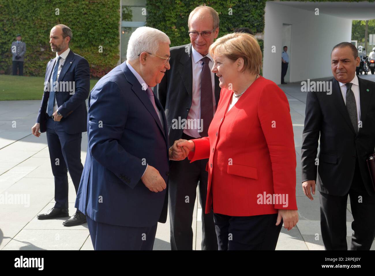 (190829) -- BERLIN, 29 août 2019 -- le président palestinien Mahmoud Abbas (à gauche) serre la main de la chancelière allemande Angela Merkel à Berlin, Allemagne, le 29 août 2019. (Str/Xinhua) ALLEMAGNE-BERLIN-ABBAS-MERKEL-MEETING guoyu PUBLICATIONxNOTxINxCHN Banque D'Images