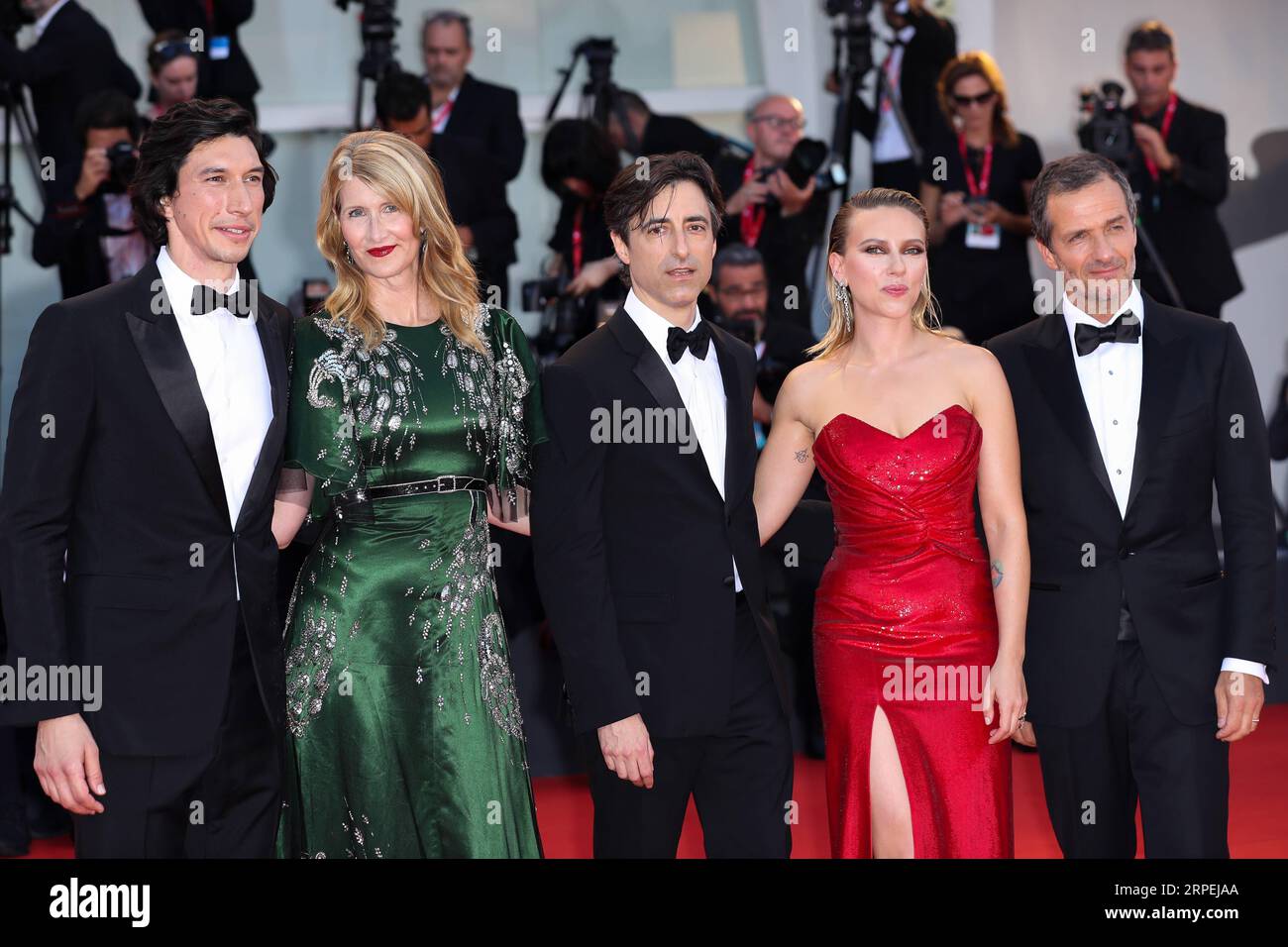 (190830) -- VENISE, 30 août 2019 -- le réalisateur Noah Baumbach (C) et d'autres acteurs posent sur le tapis rouge pour la première du film Marriage Story lors du 76e Festival International du film de Venise à Venise, Italie, le 29 août 2019.) ITALIE-VENISE-FILM FESTIVAL-MARIAGE STORY-PREMIERE ZHANGXCHENG PUBLICATIONXNOTXINXCHN Banque D'Images