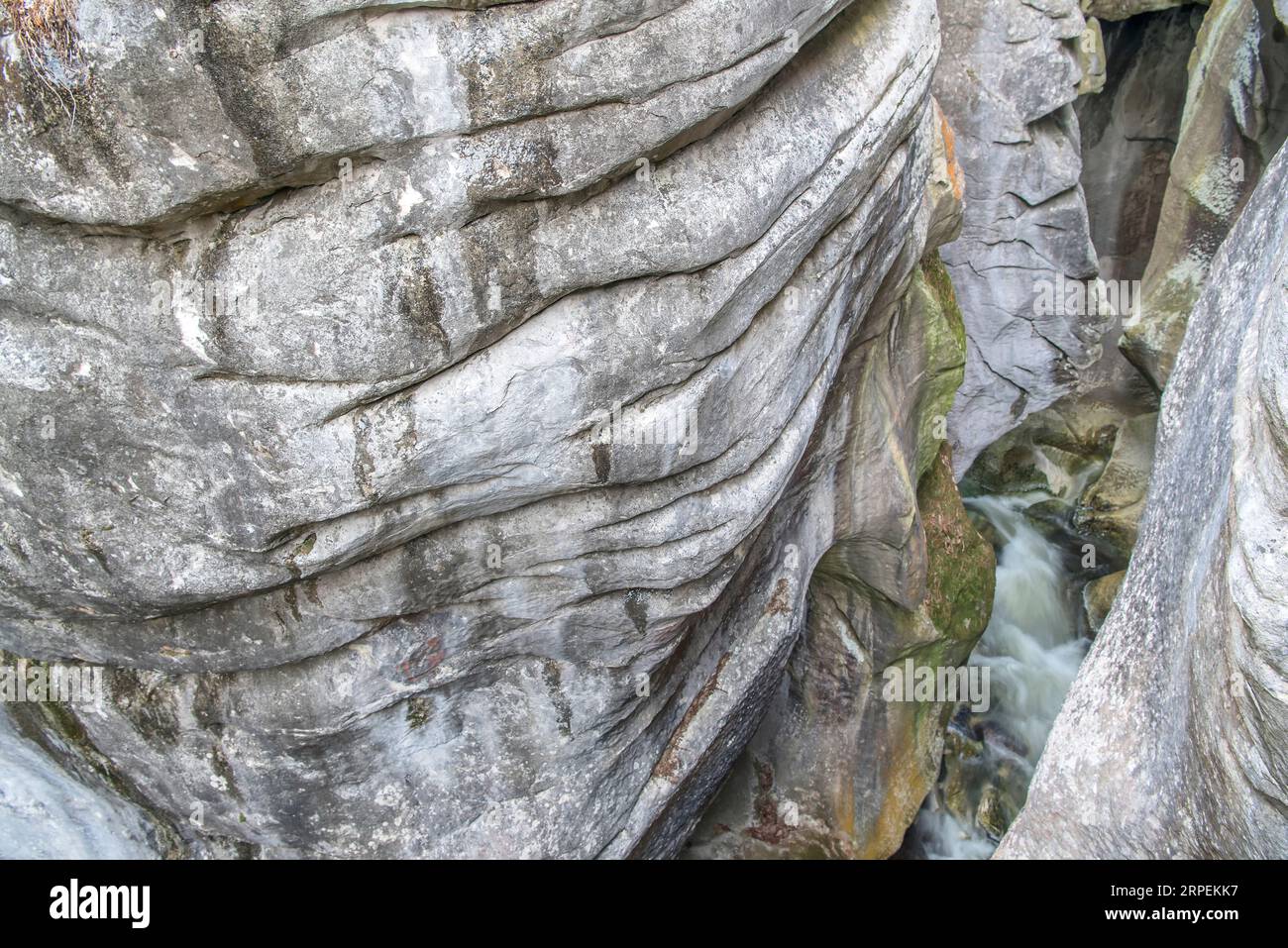 Un gouffre profond au parc d'état Natural Stone Bridge dans le nord d'Adams Massachusetts. Banque D'Images