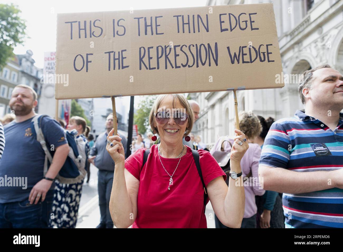 (190831) -- LONDRES, 31 août 2019 (Xinhua) -- Un manifestant tient une pancarte lors d'une manifestation devant les chambres du Parlement à Londres, en Grande-Bretagne, le 31 août 2019. Samedi, des milliers de manifestants sont descendus dans les rues de Grande-Bretagne pour protester contre la décision du Premier ministre britannique Boris Johnson de suspendre le Parlement. (Photo de Ray Tang/Xinhua) GRANDE-BRETAGNE-LONDRES-MANIFESTATION-PARLEMENT-SUSPENSION PUBLICATIONxNOTxINxCHN Banque D'Images