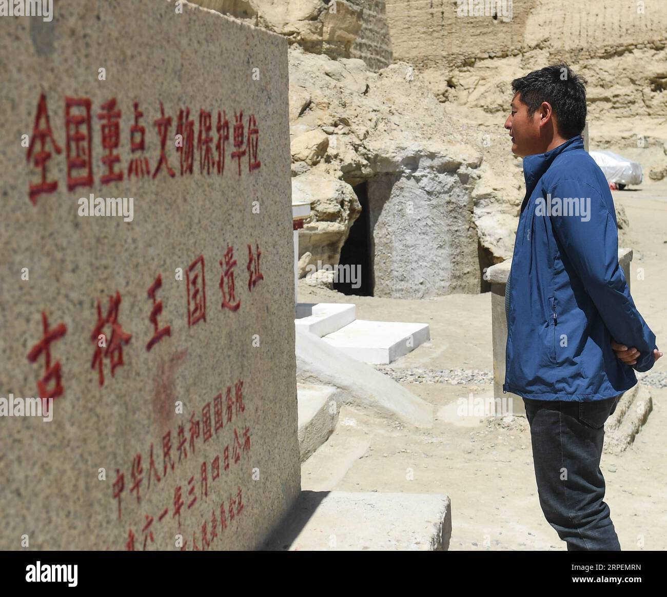 (190901) -- NGARI, 1 septembre 2019 (Xinhua) -- Basang Cering se trouve à l'entrée des reliques du Royaume de Guge dans le comté de Zanda de la préfecture de Ngari, dans la région autonome du Tibet du sud-ouest de la Chine, le 30 juillet 2019. Chaque année, environ 100 000 000 personnes visitent les ruines d'un mystérieux royaume antique dans l'ouest du Tibet. La plupart sont des touristes qui traversent brièvement, mais pas Basang Cering. L'homme de 30 ans entretient les reliques du Royaume de Guge depuis 2013 dans le comté de Zanda, préfecture de Ngari, région autonome du Tibet du sud-ouest de la Chine. Il a étudié une technique traditionnelle de peinture tibétaine appelée thangka au Tibet Banque D'Images
