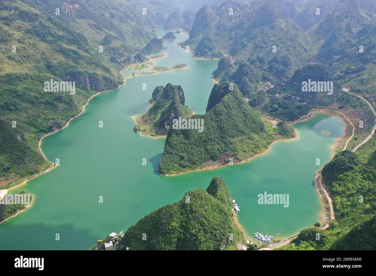 (190901) -- LINGYUN, 1 septembre 2019 -- une photo aérienne montre le paysage du lac Haokun dans le comté de Lingyun, dans la région autonome de Guangxi Zhuang, dans le sud de la Chine, le 30 août 2019. Lao Ketuan, 40 ans, vit dans le village montagneux de Haokun, un endroit où les transports sont extrêmement médiocres et où les ressources foncières sont rares, ce qui a sérieusement entravé le développement local et a plongé les gens dans la pauvreté. La famille AJO fait partie des ménages pauvres qui vivent ici. En 2016, Lao n’avait cependant jamais rêvé que sa famille puisse sortir de la pauvreté grâce au travail des autorités locales sur la lutte contre la pauvreté Banque D'Images
