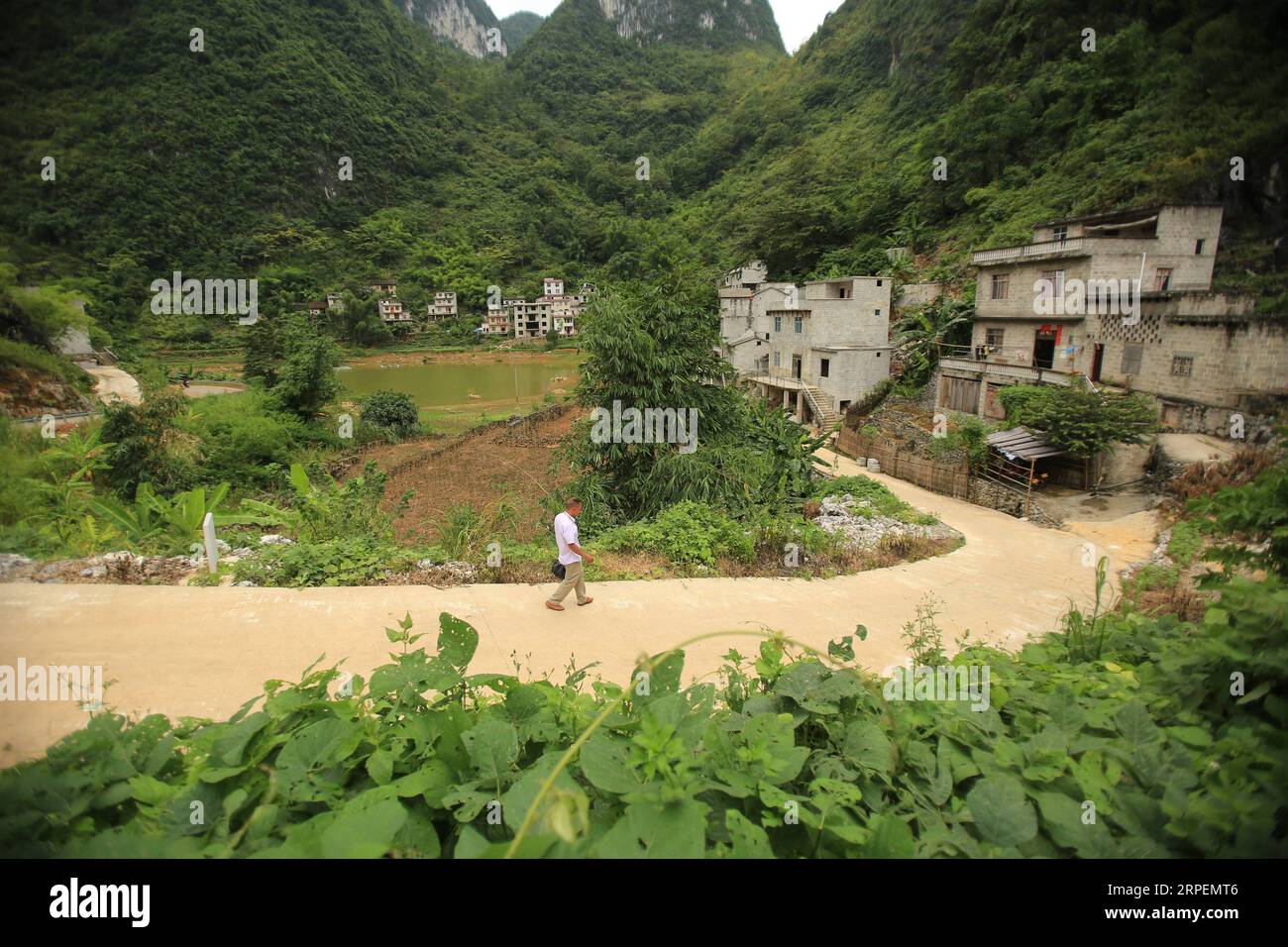 (190901) -- LINGYUN, 1 septembre 2019 -- Lao Ketuan marche vers sa maison dans le village de Haokun, dans le comté de Lingyun, dans la région autonome de Guangxi Zhuang, dans le sud de la Chine, 30 août 2019. Lao Ketuan, 40 ans, vit dans le village montagneux de Haokun, un endroit où les transports sont extrêmement médiocres et où les ressources foncières sont rares, ce qui a sérieusement entravé le développement local et a plongé les gens dans la pauvreté. La famille AJO fait partie des ménages pauvres qui vivent ici. En 2016, Lao n’avait cependant jamais rêvé que sa famille pourrait sortir de la pauvreté grâce au travail des autorités locales sur la réduction de la pauvreté à travers tou Banque D'Images