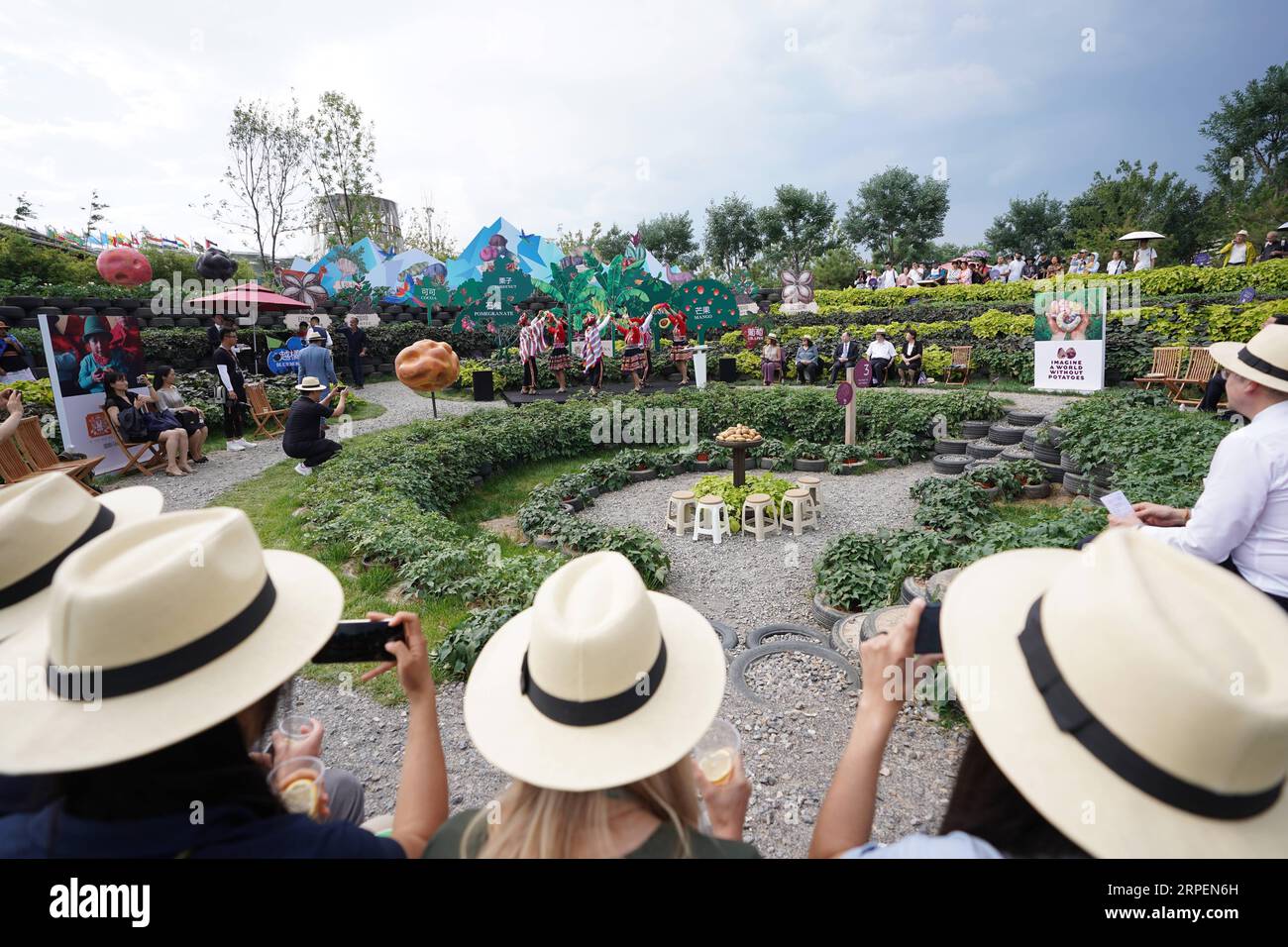 (190901) -- BEIJING, 1 septembre 2019 -- des artistes se produisent lors de l'événement thématique de la Journée d'honneur conjointe du Centre international de la pomme de terre et du Pérou, organisé dans le cadre de l'exposition horticole internationale de Beijing dans le district de Yanqing à Beijing, capitale de la Chine, le 1 septembre 2019.) CHINE-BEIJING-HORTICULTURE EXPO-JOURNÉE D'HONNEUR (CN) JUXHUANZONG PUBLICATIONXNOTXINXCHN Banque D'Images