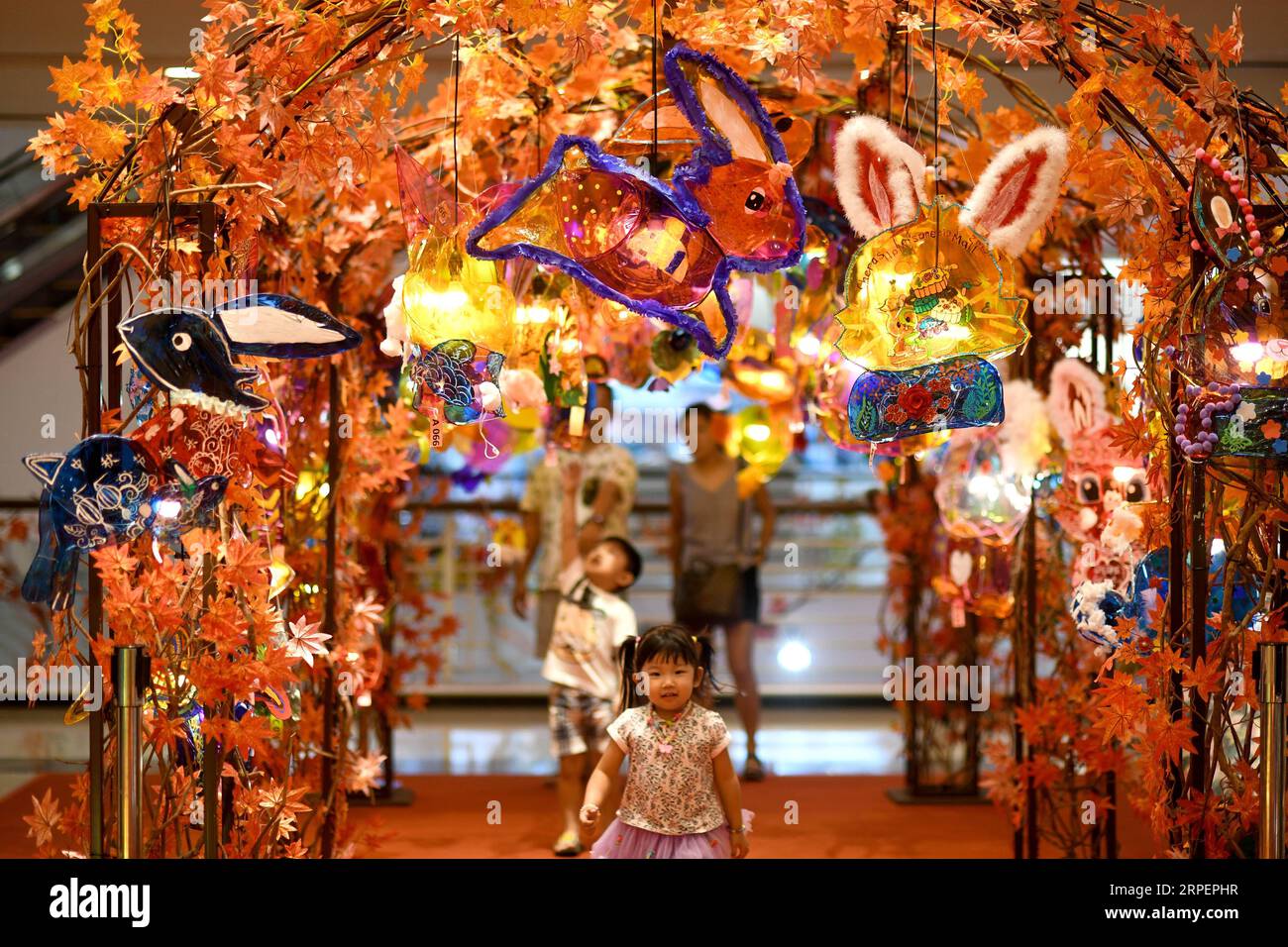 (190902) -- KUALA LUMPUR, 2 septembre 2019 (Xinhua) -- les clients marchent dans un centre commercial décoré de lanternes qui sont utilisées pour célébrer le prochain festival traditionnel chinois de la mi-automne à Kuala Lumper, Malaisie, Step. 2, 2019. (Photo de Chong Voon Chung/Xinhua) MALAYSIA-KUALA LUMPUR-MALL-DECORATIONS PUBLICATIONxNOTxINxCHN Banque D'Images
