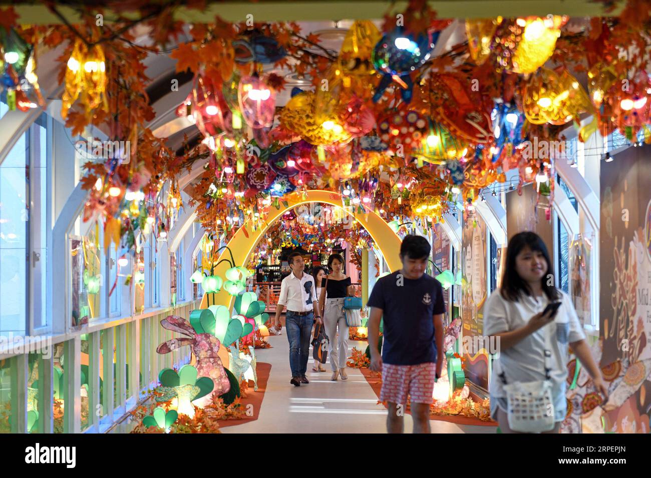 (190902) -- KUALA LUMPUR, 2 septembre 2019 (Xinhua) -- les clients marchent dans un centre commercial décoré de lanternes qui sont utilisées pour célébrer le prochain festival traditionnel chinois de la mi-automne à Kuala Lumper, Malaisie, Step. 2, 2019. (Photo de Chong Voon Chung/Xinhua) MALAYSIA-KUALA LUMPUR-MALL-DECORATIONS PUBLICATIONxNOTxINxCHN Banque D'Images