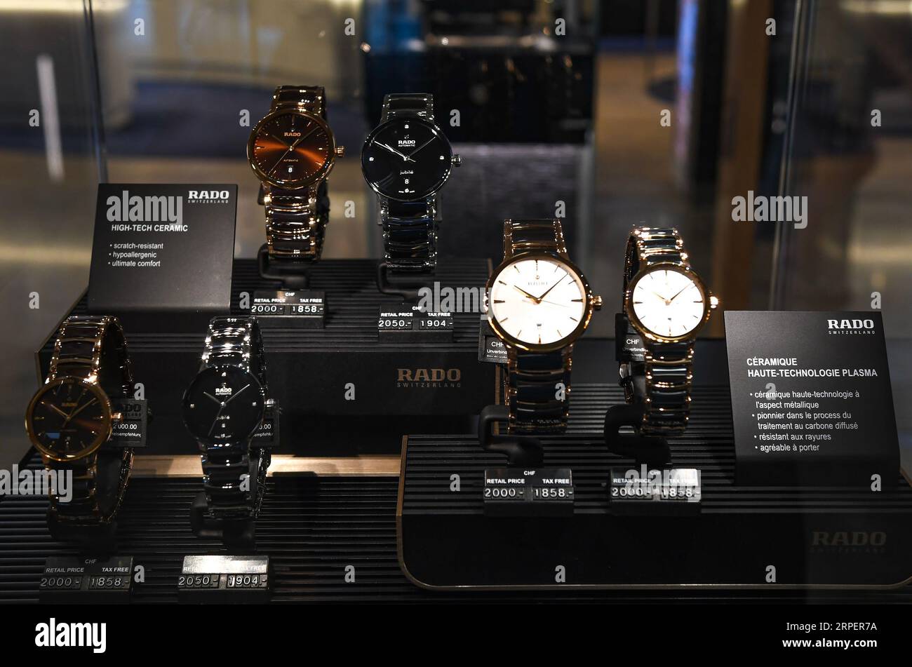 Montres de luxe Rado à vendre en vitrine à l'aéroport de Genève en Suisse. Banque D'Images