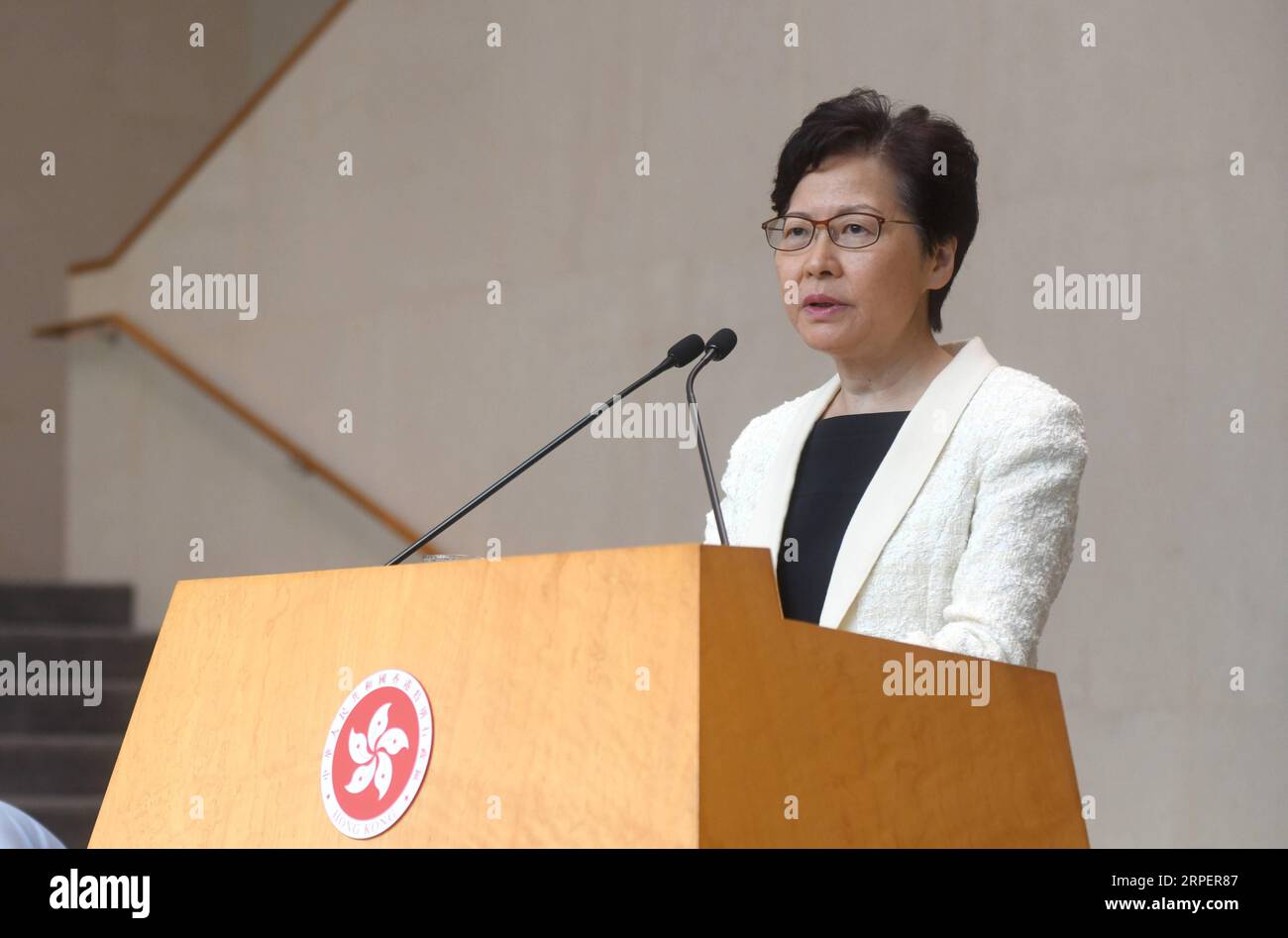 Actualités Bilder des Tages (190903) -- HONG KONG, le 3 septembre 2019 -- Carrie Lam, directrice générale de la région administrative spéciale de Hong Kong (RASHK) en Chine, prononce une conférence de presse à Hong Kong, dans le sud de la Chine, le 3 septembre 2019. Face à l'escalade de la violence à Hong Kong, la majorité de la population de Hong Kong et le gouvernement de la RAS de Hong Kong partagent la priorité d'arrêter la violence et de rétablir le calme dans la société de Hong Kong, a déclaré M. Lam. Pour atteindre cet objectif, l’État de droit doit être maintenu pour gérer les actes illégaux, a déclaré Lam, ajoutant que le dialogue avec tous les milieux de la vie à Hong Kong, en particulier avec la jeune génération, Banque D'Images
