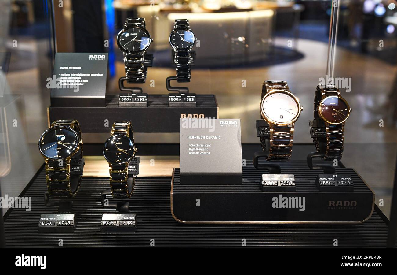 Montres de luxe Rado à vendre en vitrine à l'aéroport de Genève en Suisse. Banque D'Images