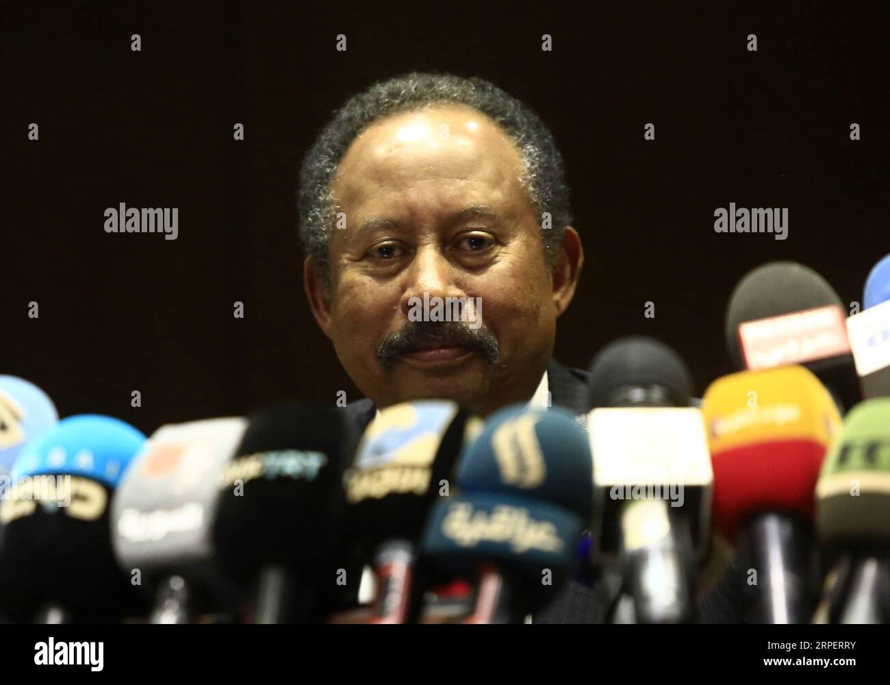 (190903) -- KHARTOUM, 3 septembre 2019 -- le Premier ministre soudanais Abdalla Hamdok assiste à une conférence de presse avec le ministre allemand des Affaires étrangères Heiko Maas (absent de la photo) à Khartoum, Soudan, le 3 septembre 2019. Le Premier ministre soudanais, Abdalla Hamdok, a réitéré mardi l'importance de retirer le Soudan de la liste américaine des pays parrainant le terrorisme. SUDAN-KHARTOUM-PM-GERMANY-FM-MEETING MOHAMEDXKHIDIR PUBLICATIONXNOTXINXCHN Banque D'Images