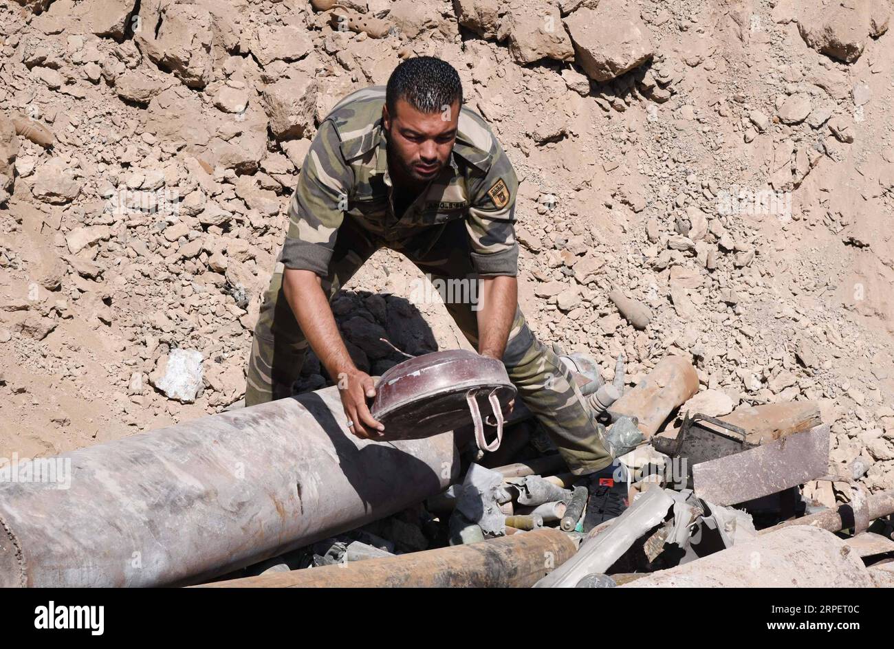 (190903) -- DAMAS, 3 septembre 2019 -- Un soldat syrien démonte une bombe dans la campagne de la Ghouta orientale à Damas, en Syrie, le 3 septembre 2019. Les médias officiels syriens ont déclaré que l’armée désamorçait les armes laissées par les rebelles dans la Ghouta orientale. (Photo de /Xinhua) SYRIE-DAMAS-EXPLOSIFS REBELLES AmmarxSafarjalani PUBLICATIONxNOTxINxCHN Banque D'Images