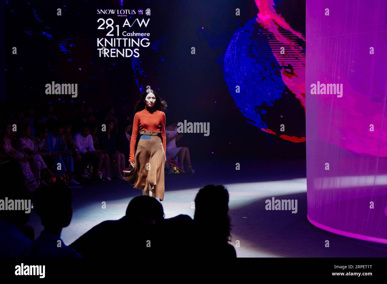 (190904) -- BEIJING, 4 septembre 2019 -- Un mannequin présente une création lors du salon d'ouverture de la Beijing Fashion week à Beijing, capitale de la Chine, le 3 septembre 2019.) PHOTOS XINHUA DU JOUR LiuxJinhai PUBLICATIONxNOTxINxCHN Banque D'Images