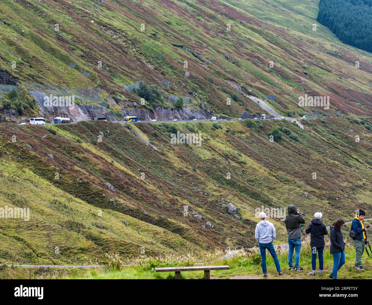 Touristes au repos et être reconnaissant point de vue sur la route A83, Argyll, Écosse, Royaume-Uni Banque D'Images