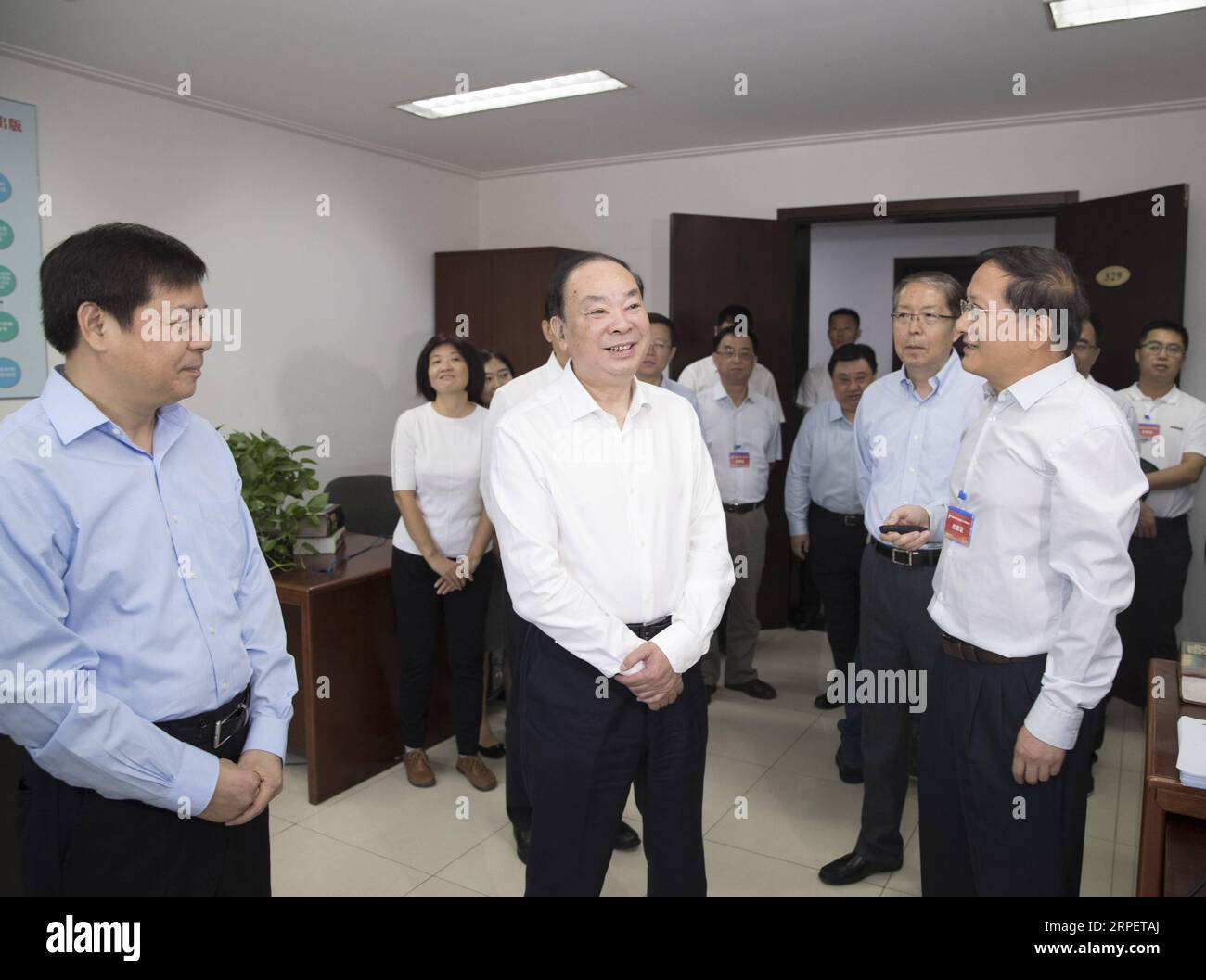 (190904) -- BEIJING, 4 septembre 2019 -- Huang Kunming, membre du bureau politique du comité central du Parti communiste chinois (PCC) et chef du département de la publicité du comité central du PCC, inspecte l'administration chinoise des publications en langues étrangères avant un symposium à Beijing, capitale de la Chine, le 4 septembre 2019. Un symposium a eu lieu mercredi à Beijing pour célébrer le 70e anniversaire de la création de l'agence. Huang a lu la lettre de félicitations du président chinois Xi Jinping et a prononcé un discours au symposium. CHINA-BEIJING-SYMPOSIUM-HUANG KUNMING (CN) WA Banque D'Images