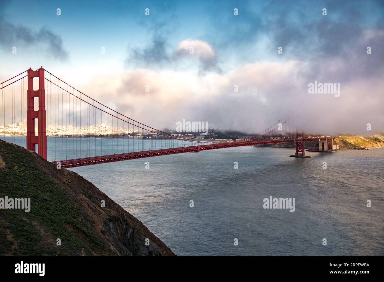 Une vue aérienne époustouflante de l'emblématique Golden Gate Bridge à San Francisco, Californie, États-Unis, entouré de nuages spectaculaires au premier plan Banque D'Images
